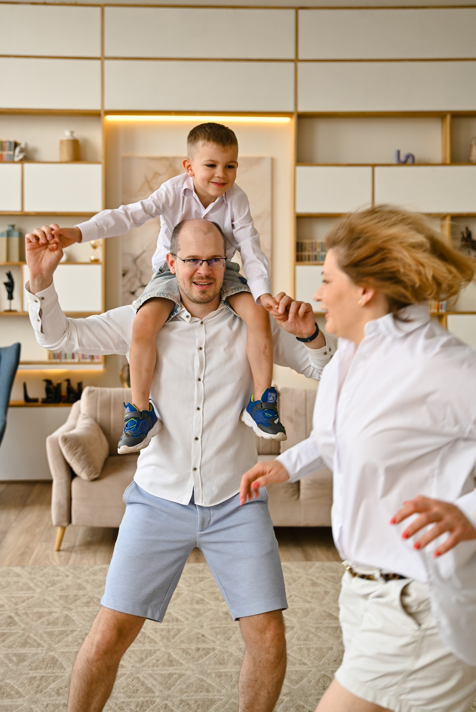 Счастливая большая семья. Компания и фотошкола по созданию контента в Москве