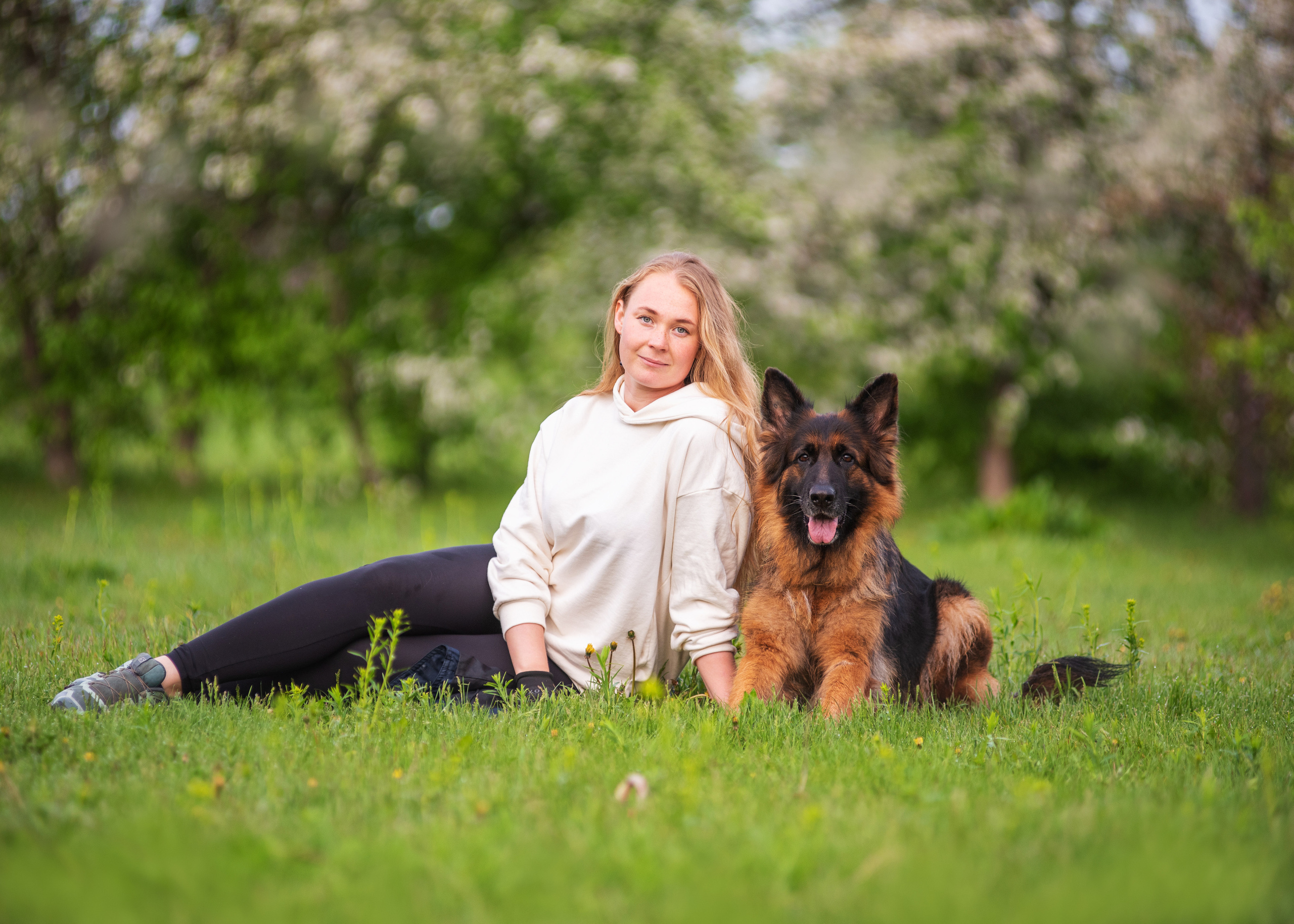 Овчарка в яблонях. Дог-фотограф в Тюмени Александра Королева