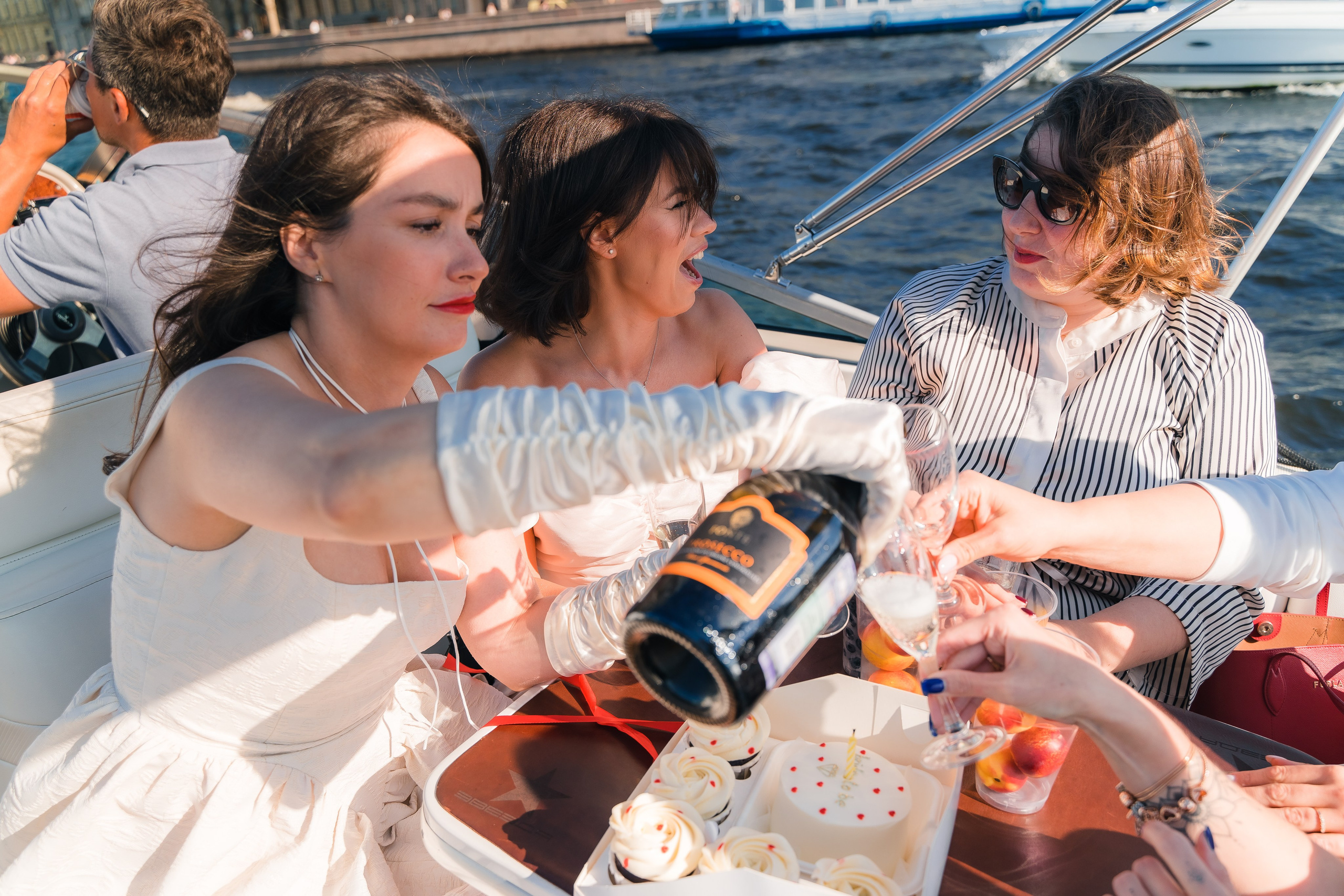 Фотосъемка девичника, встреча девушек, веселые женские портреты