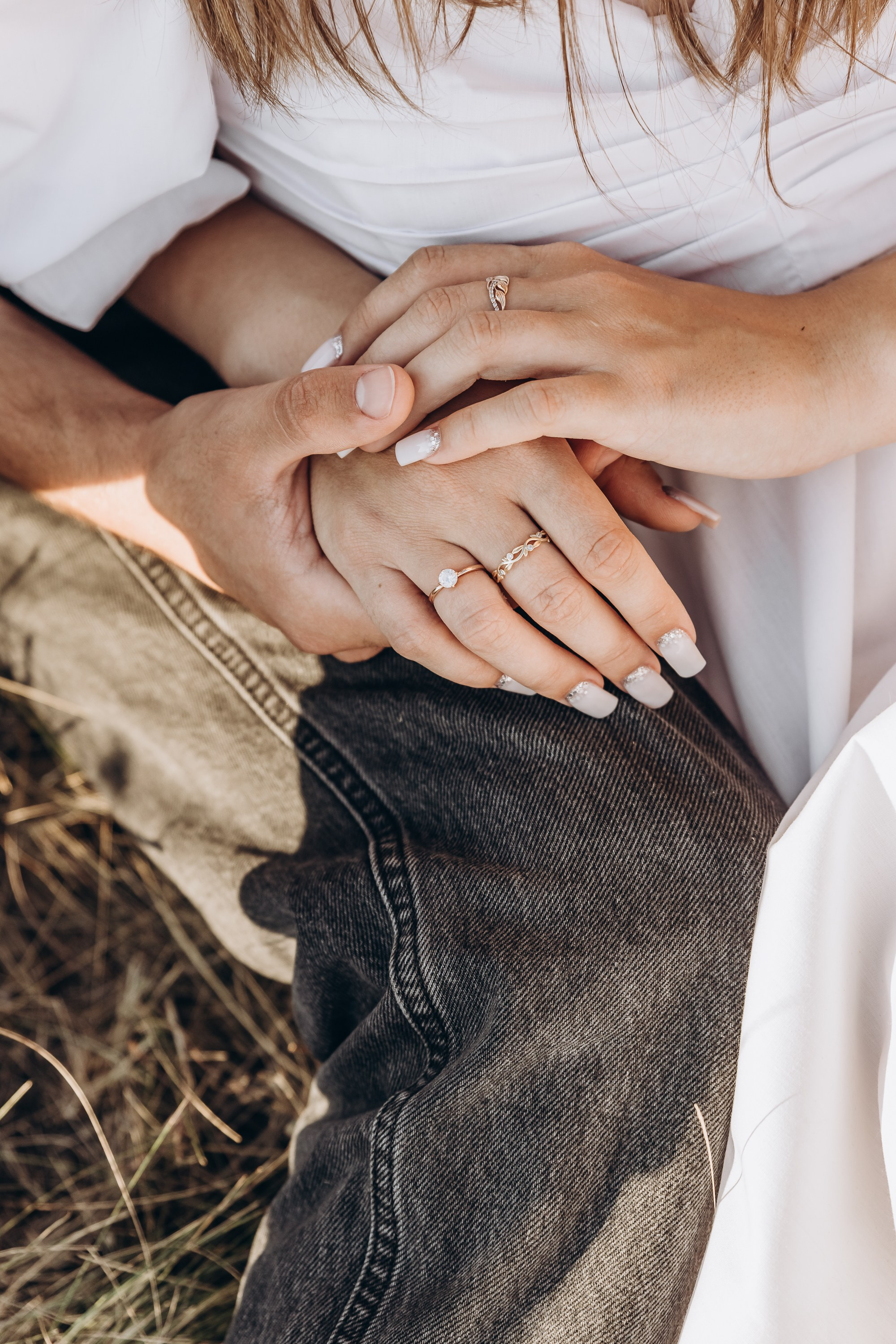 Молодая пара, строящая песчаный замок на берегу моря