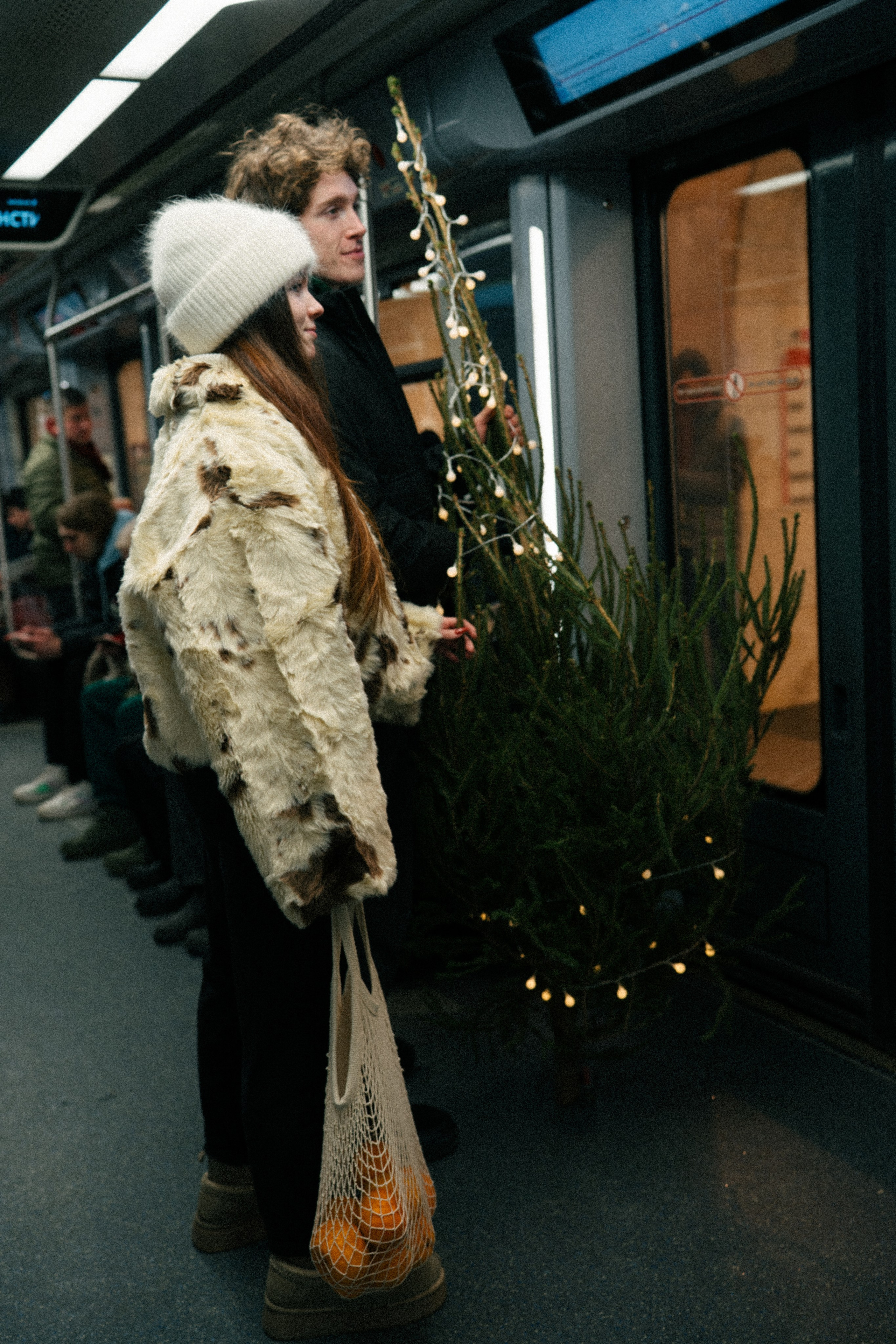 НОВОГОДНЯЯ ПРОГУЛКА ПАРЫ ПО ЧЕРНЫШЕВСКОЙ ПЕРЕД НОВЫМ ГОДОМ. Профессиональный фотограф, Санкт-Петербург — Виктория Богомолова
