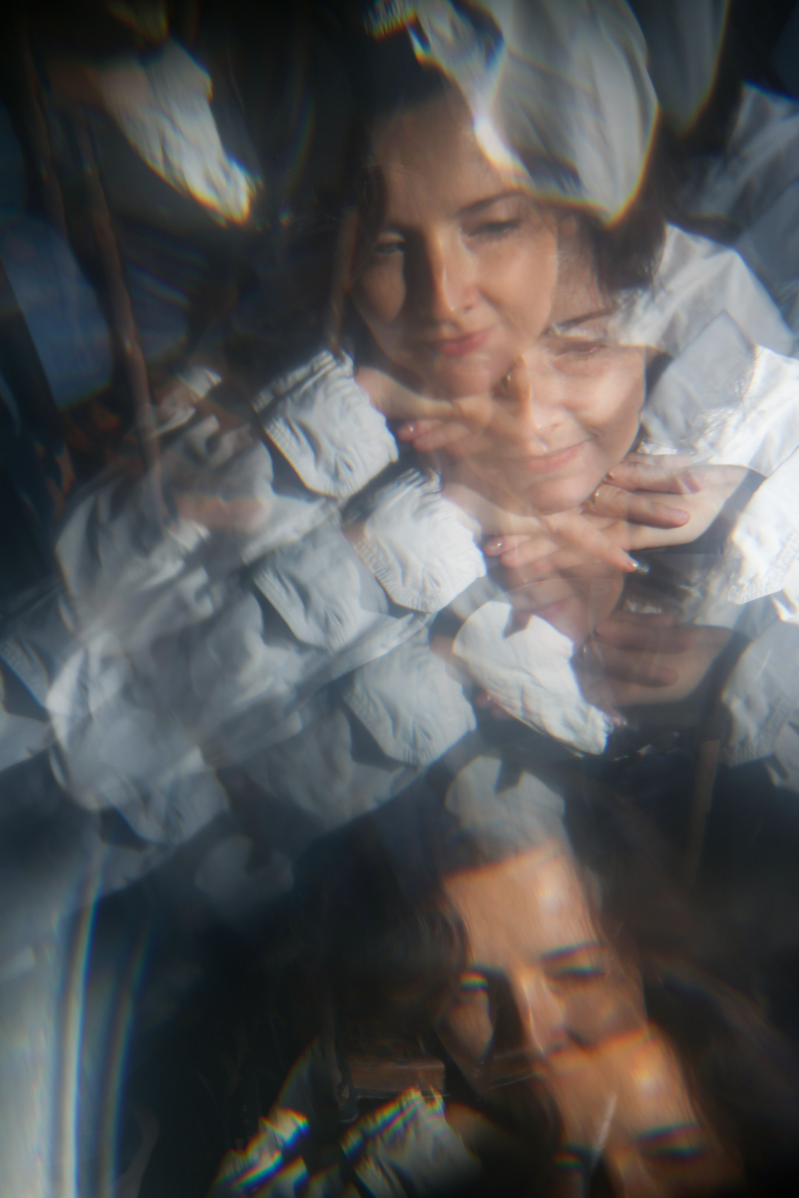 Сьемка в студии, брюнетка на темном фоне Фотограф - Мэри Маршания