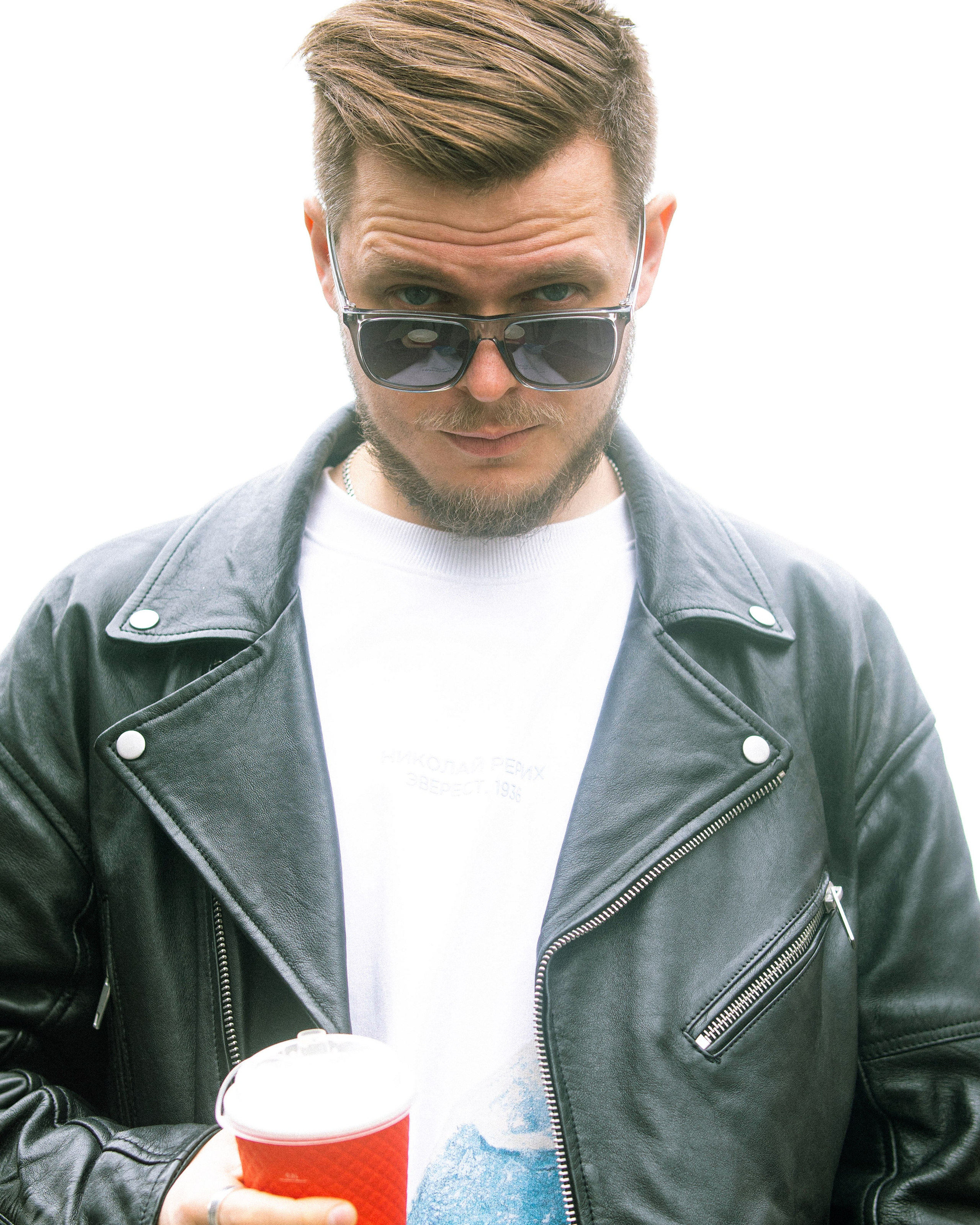 Портрет мужчины в кожаной куртке и солнечных очках 