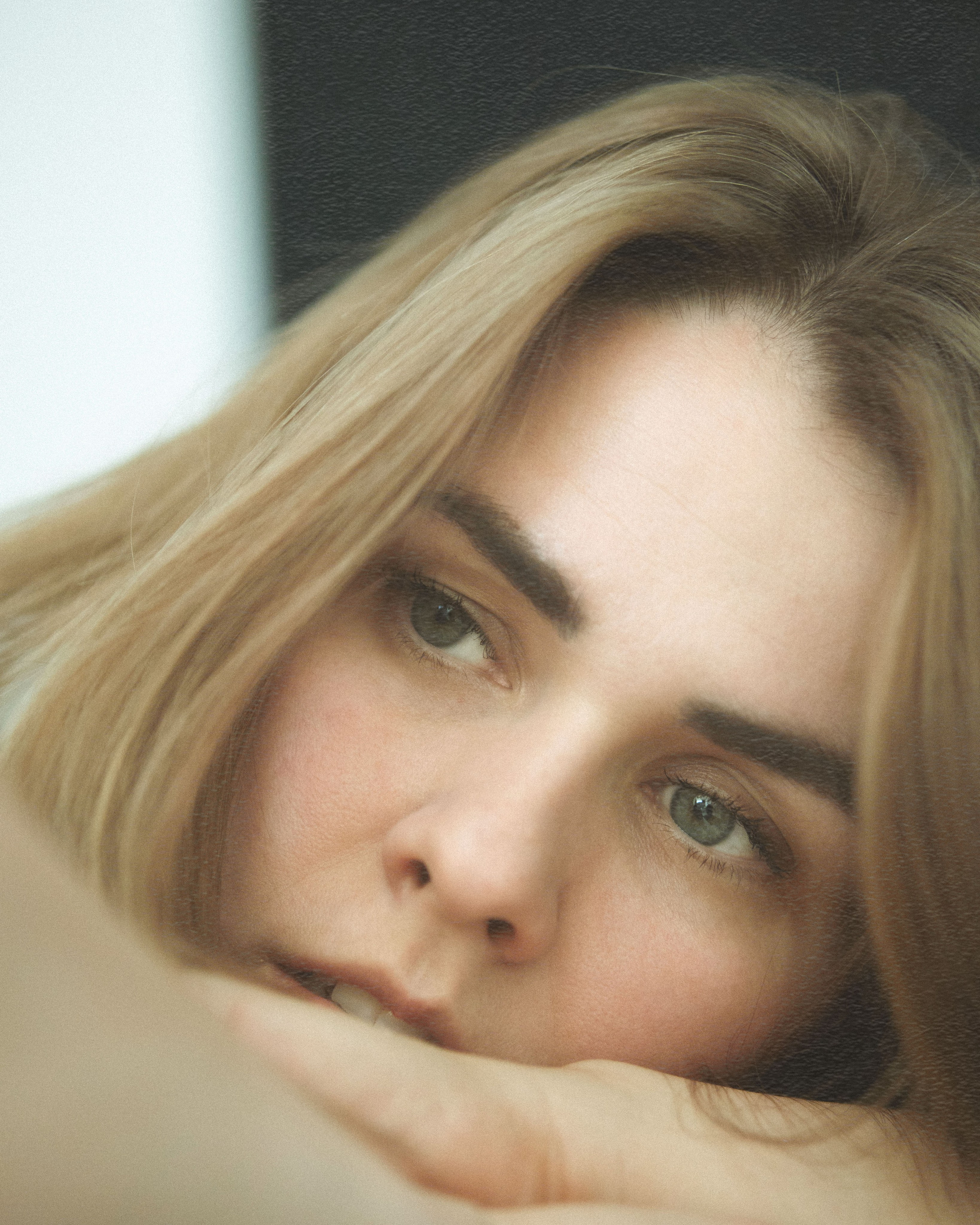 задумчивый женский взгляд 