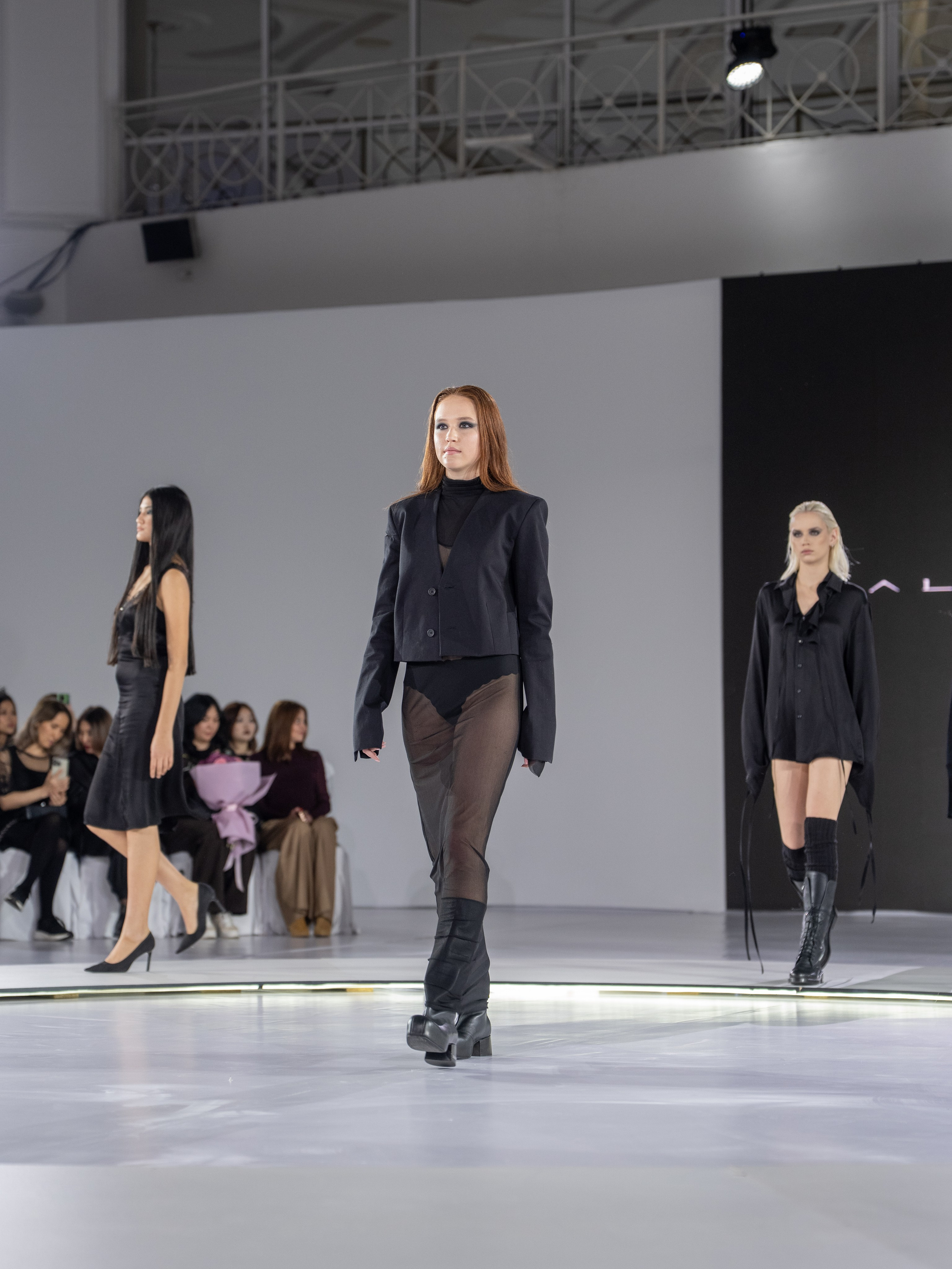 Дизайн DVALI. Сайт Алматинского НЮ АРТ, будуар и фэшн фотографа Дениса Карпенко