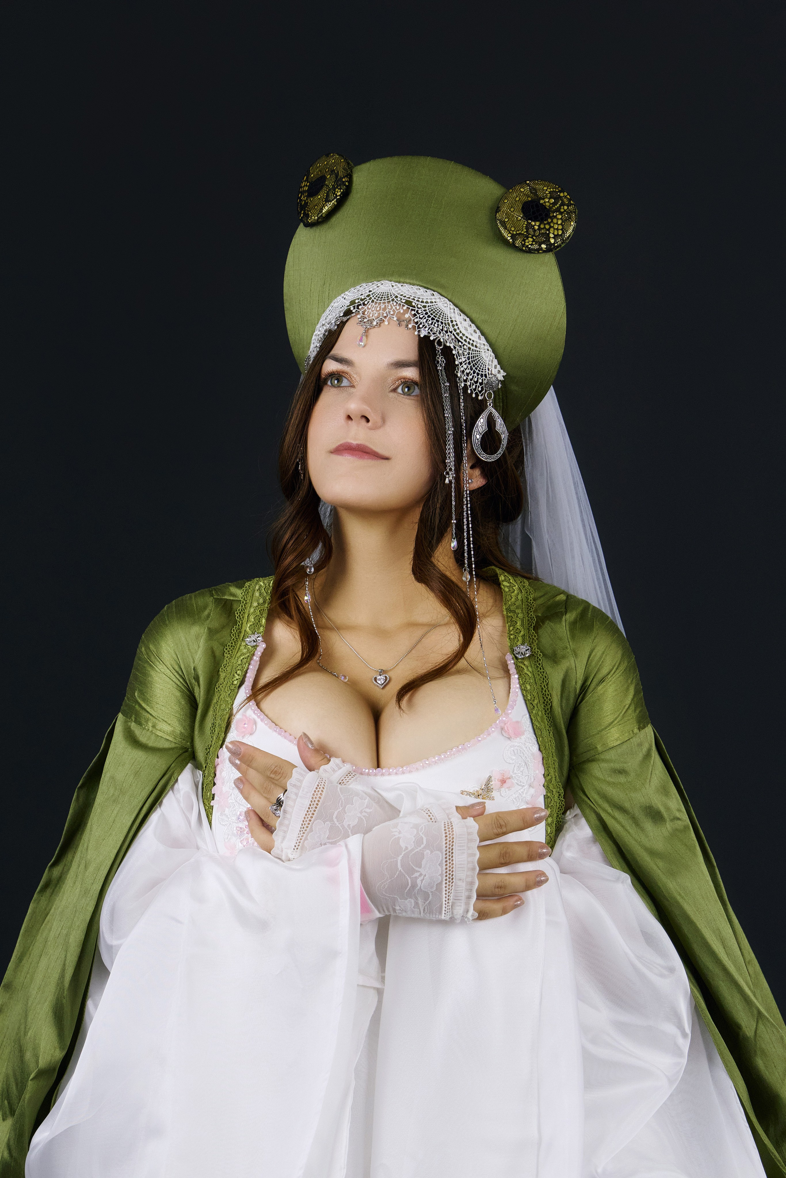 Царевна-лягушка на тёмно-сером фоне - сексуальный студийный косплей в Находке и Владивостоке