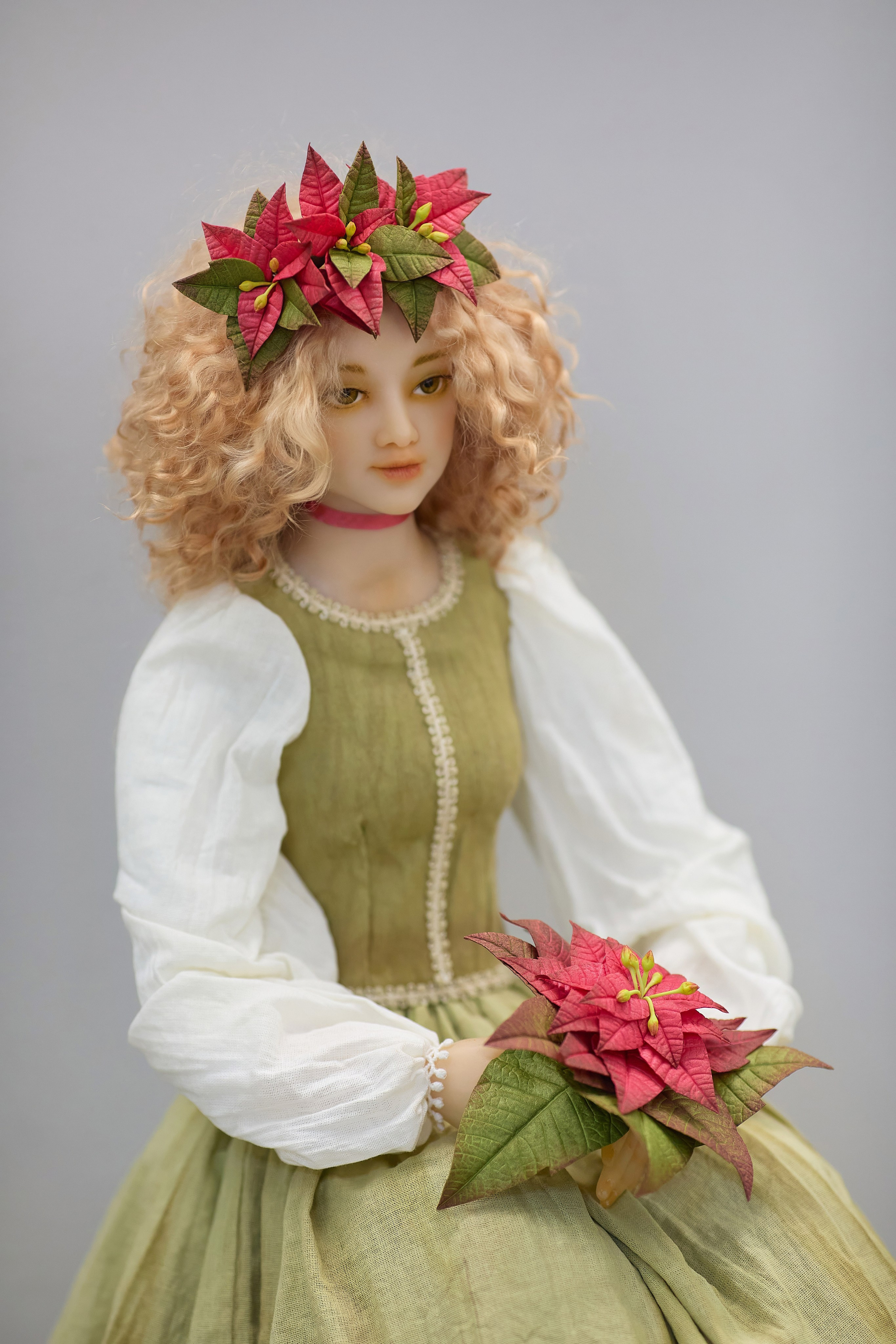 Кукольная фотосессия в городе Находке с фигуркой девушки на нейтральном фоне