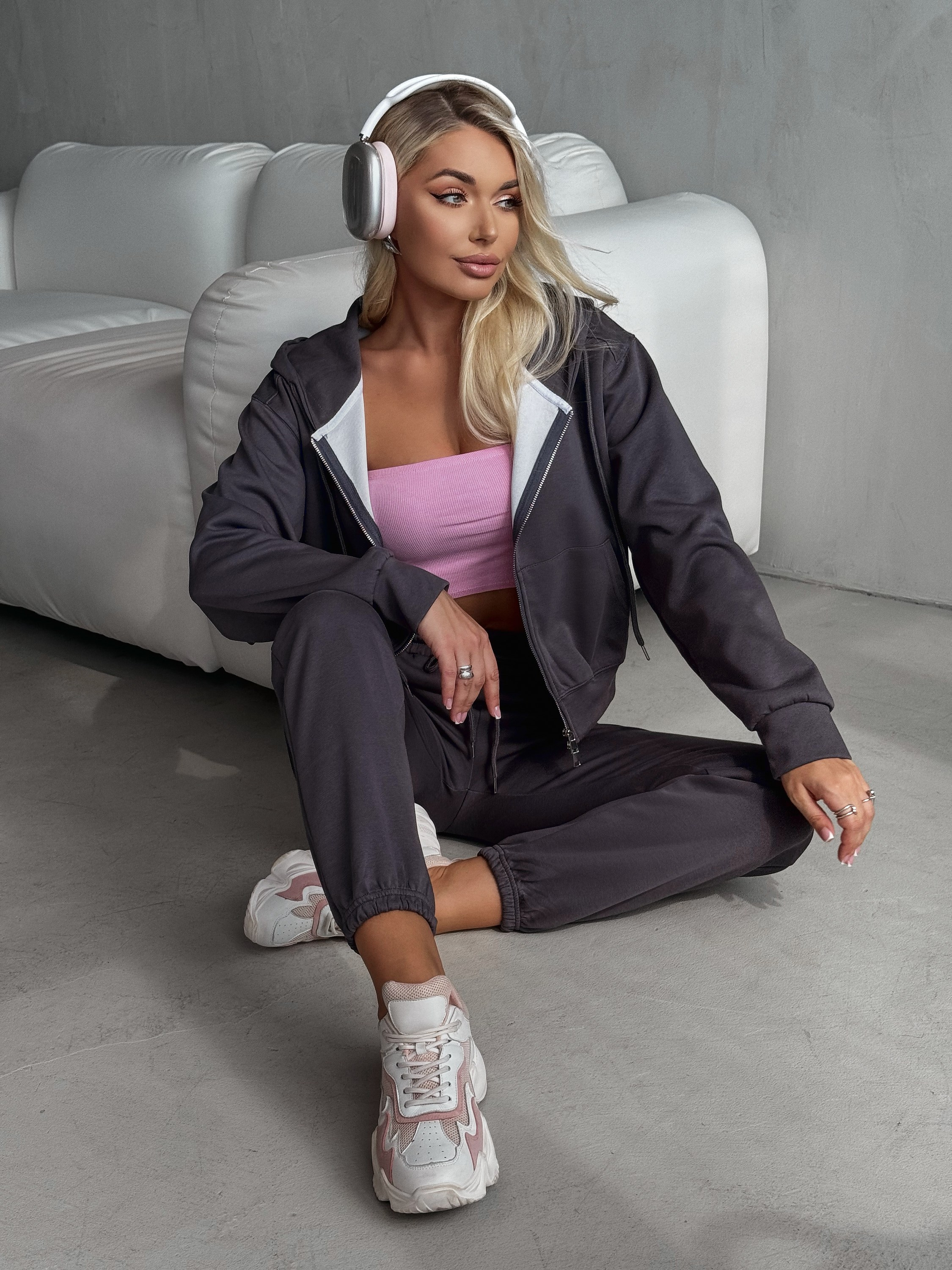 Мобильный контент. Модель для вашего бренда в Москве Захарова Анастасия