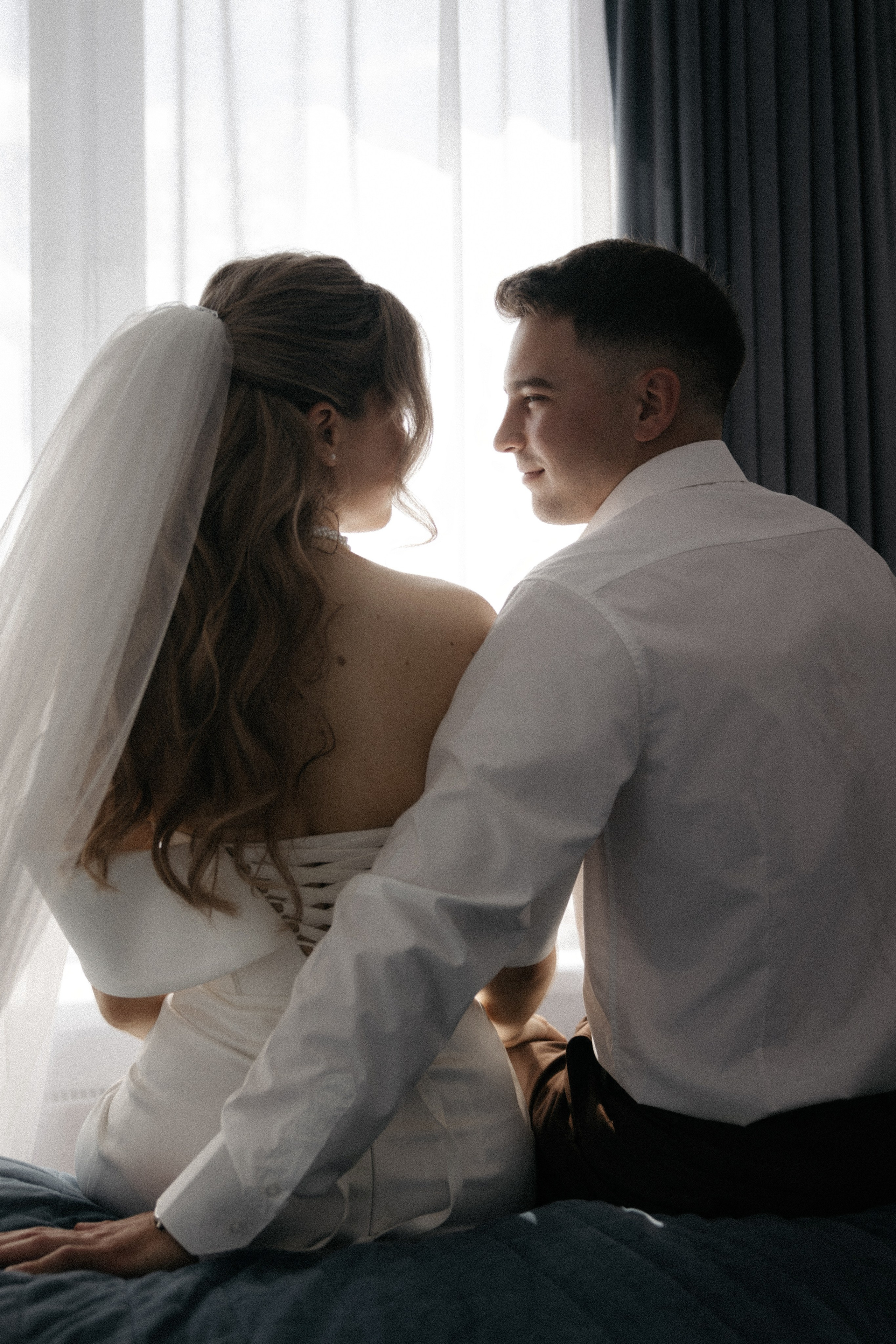 Свадебная фотосессия в стильном лифте элитного дома Москвы