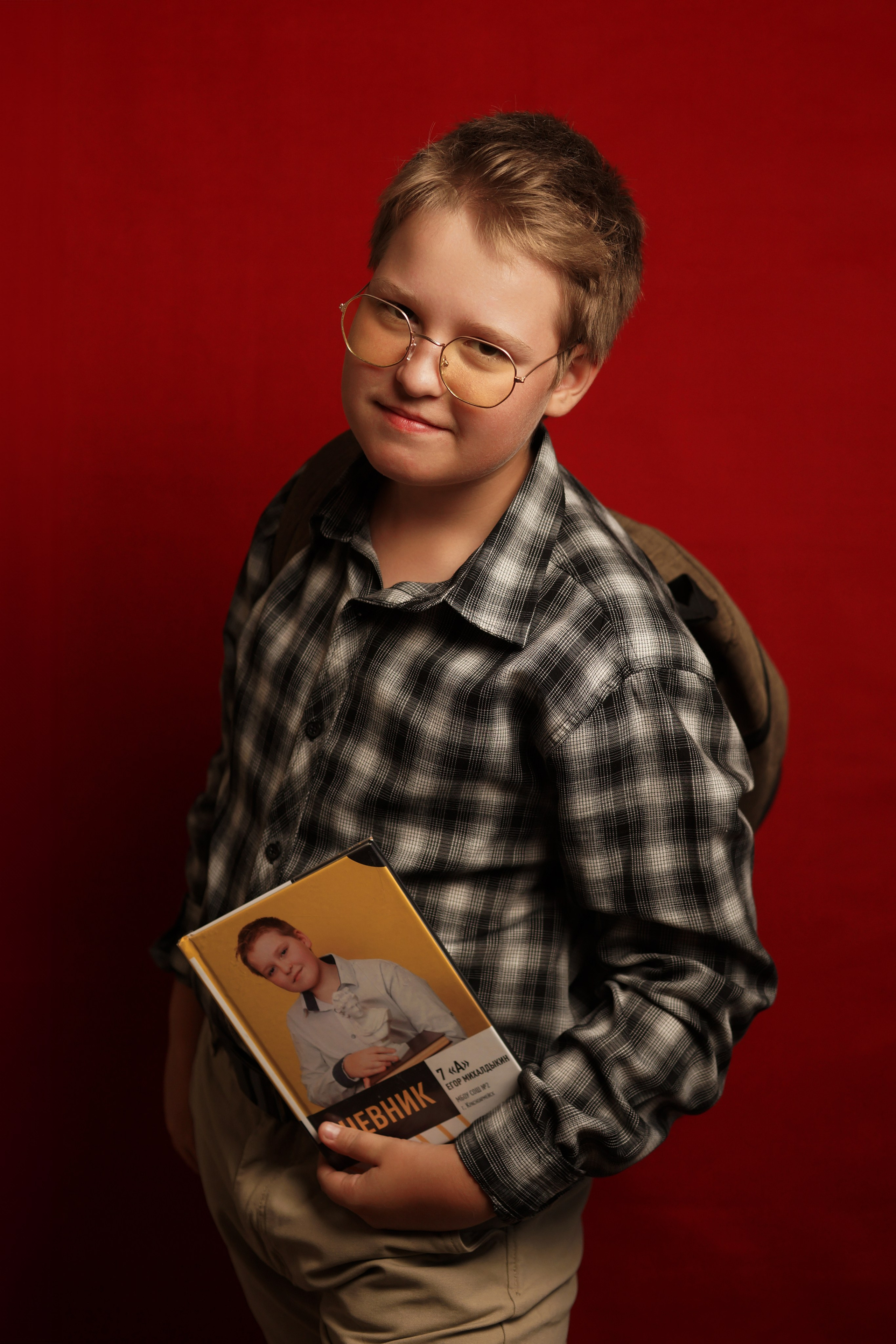 Портреты на красном фоне школа / студия. Ольга Плаксина фотограф в Саратове