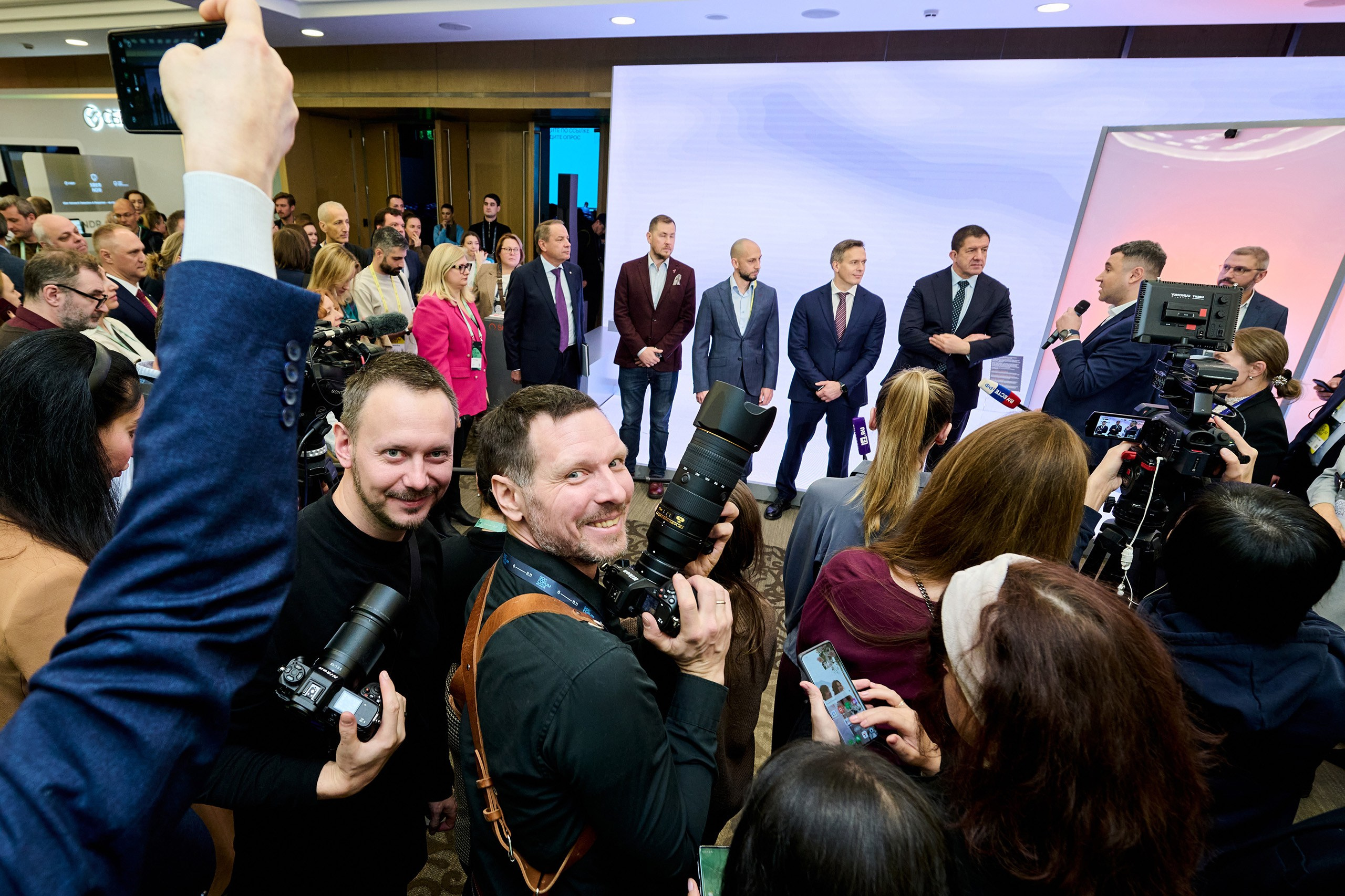 Команда фотографов на мероприятие. Репортаж, деловой портрет, мобильная фотостудия с моментальной печатью