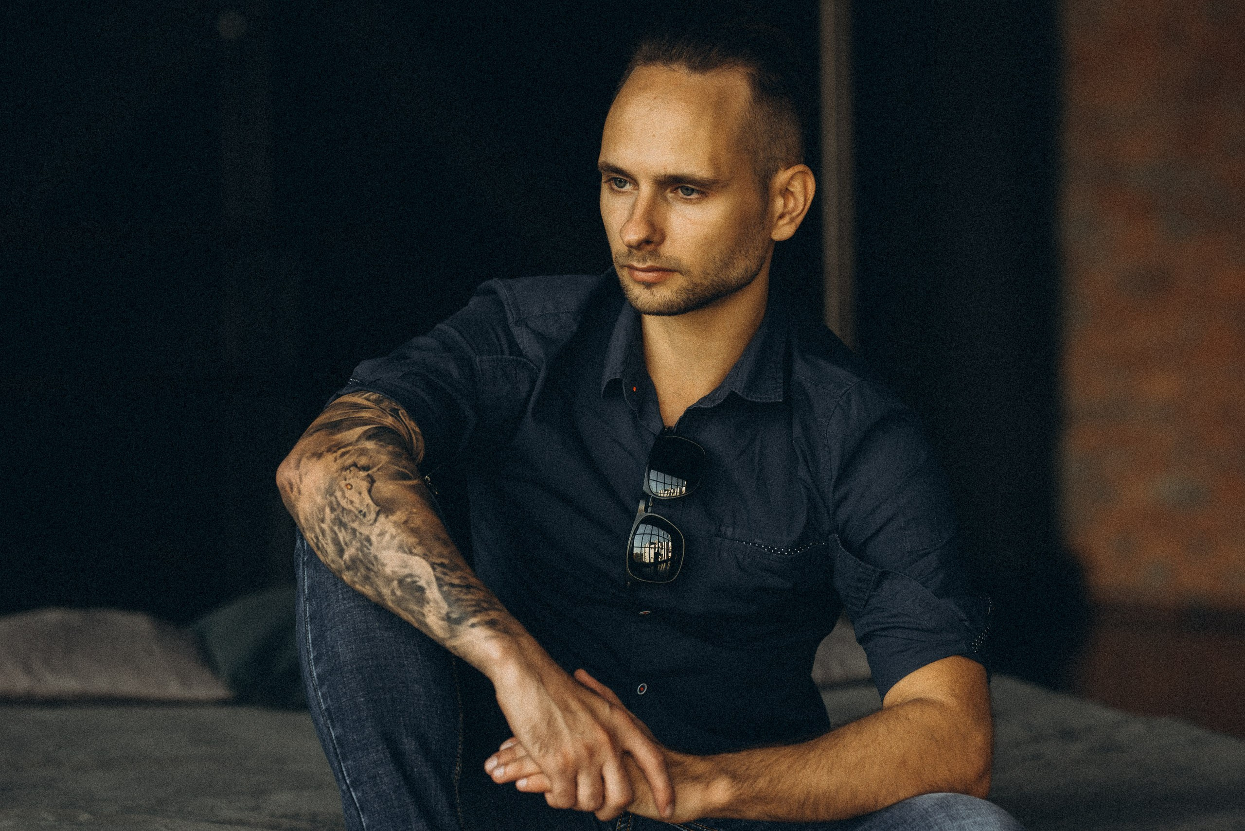 Эмоциональный мужской портрет, глубина и резкость