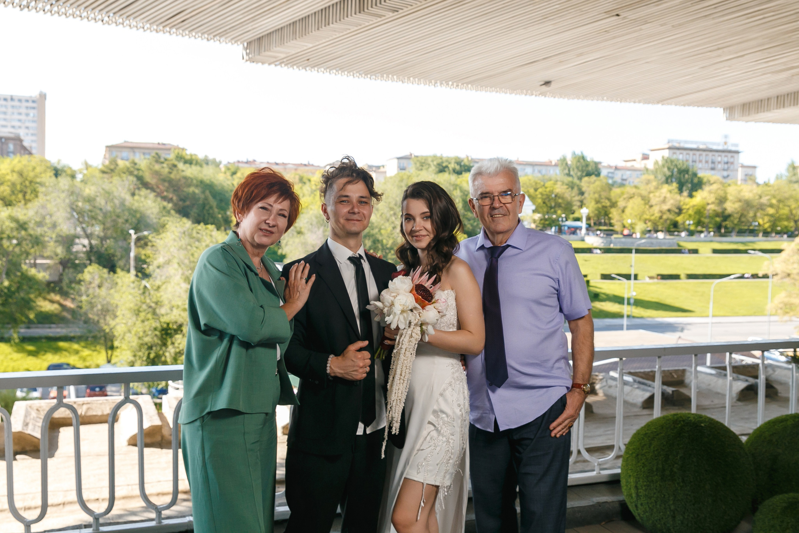 Гости украли жениха и невесту для фотографий на крыше ресторана Река. Событийный фотограф Максим Бескоровайновнов