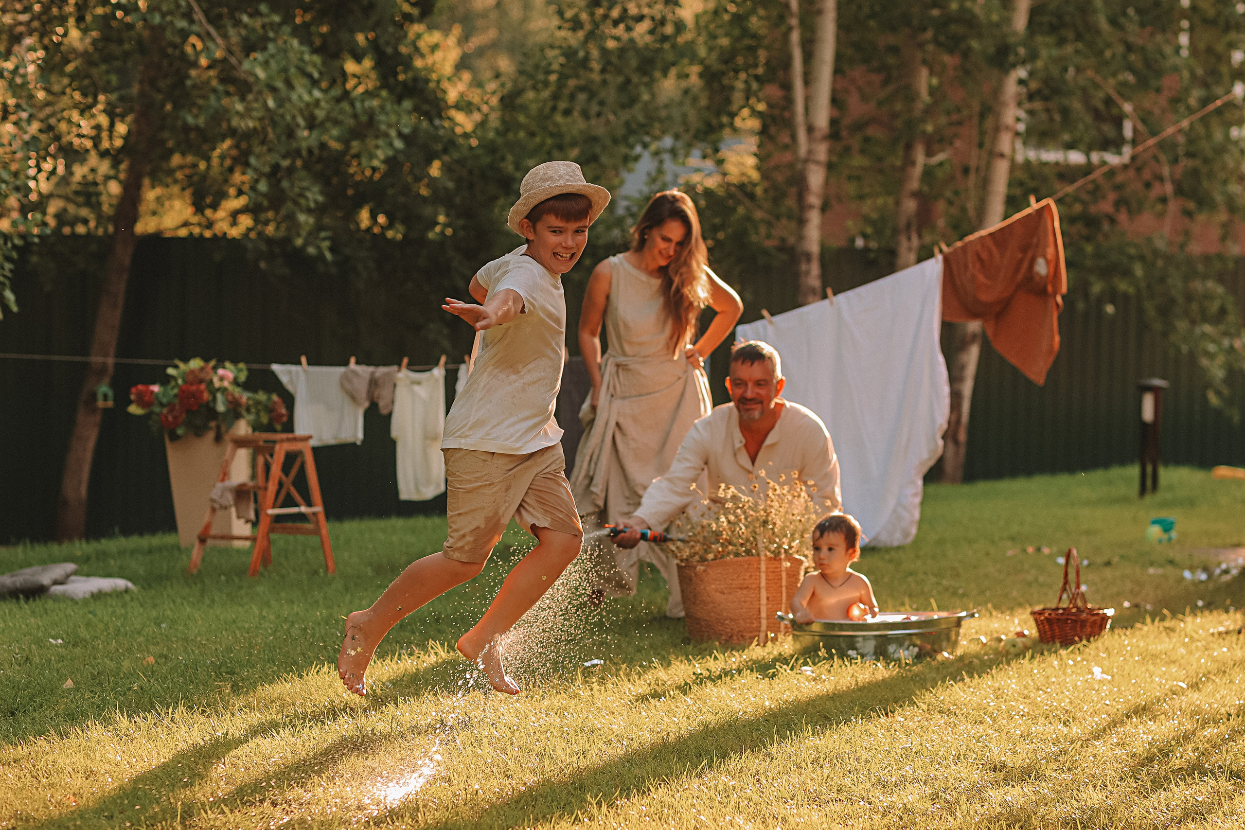 Стирка у дома. Семейный фотограф Тюмень, фотограф на роды Салмина Мария