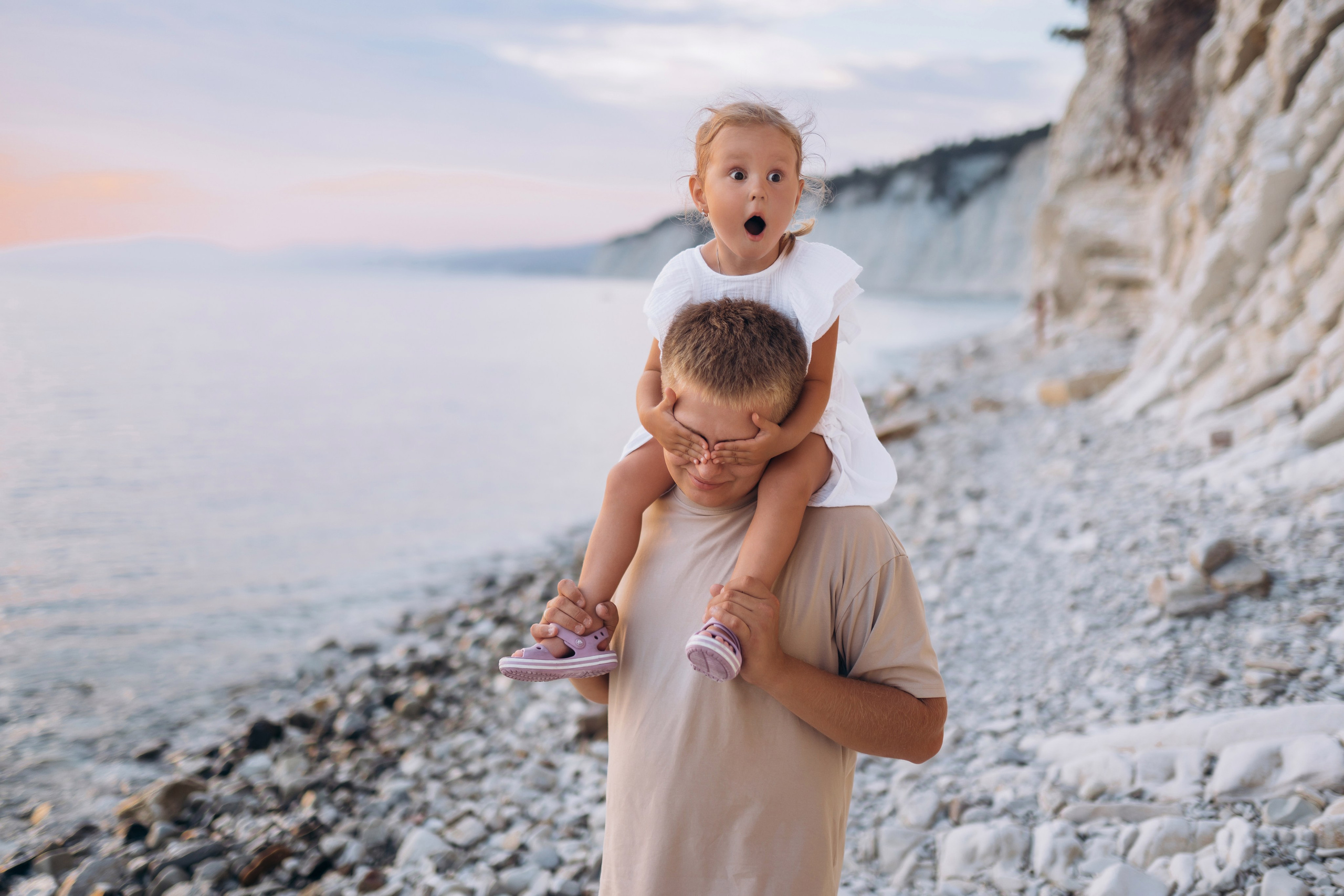 Голубая бездна как природная фотостудия - семья в белых одеждах на фоне лазурной воды