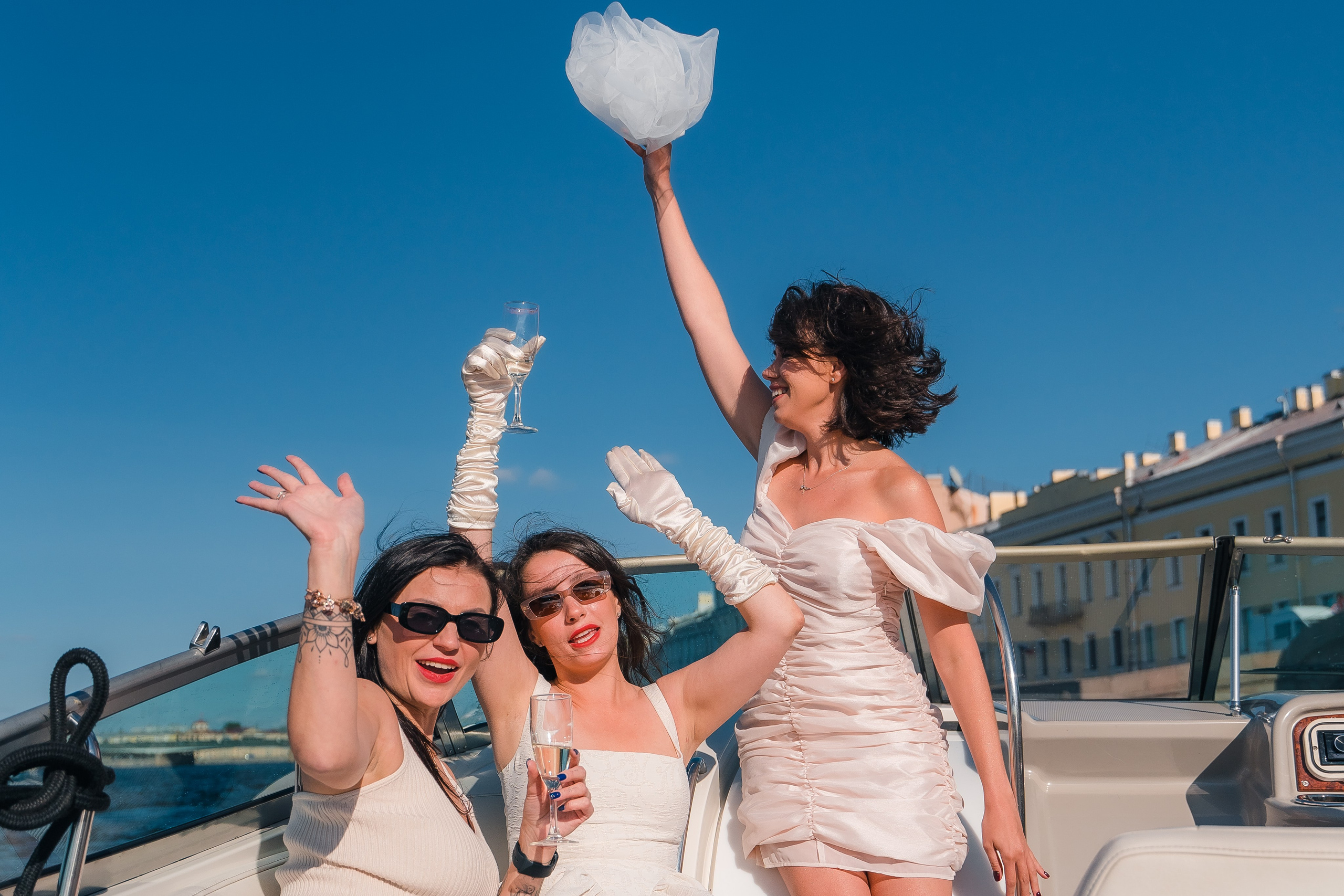 Фотосъемка девичника, встреча девушек, веселые женские портреты