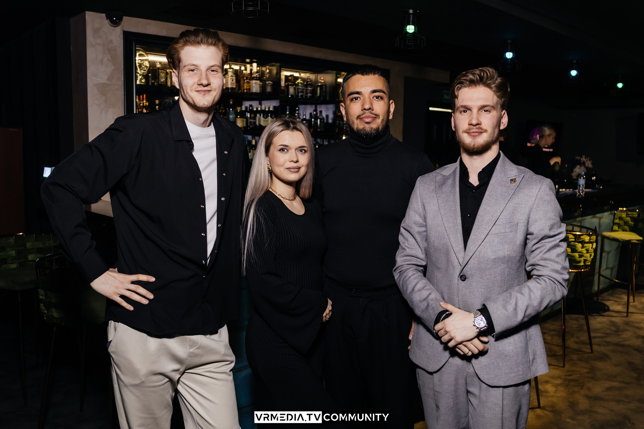 Караоке-бар «Volna»: Мир, труд, май, запевай