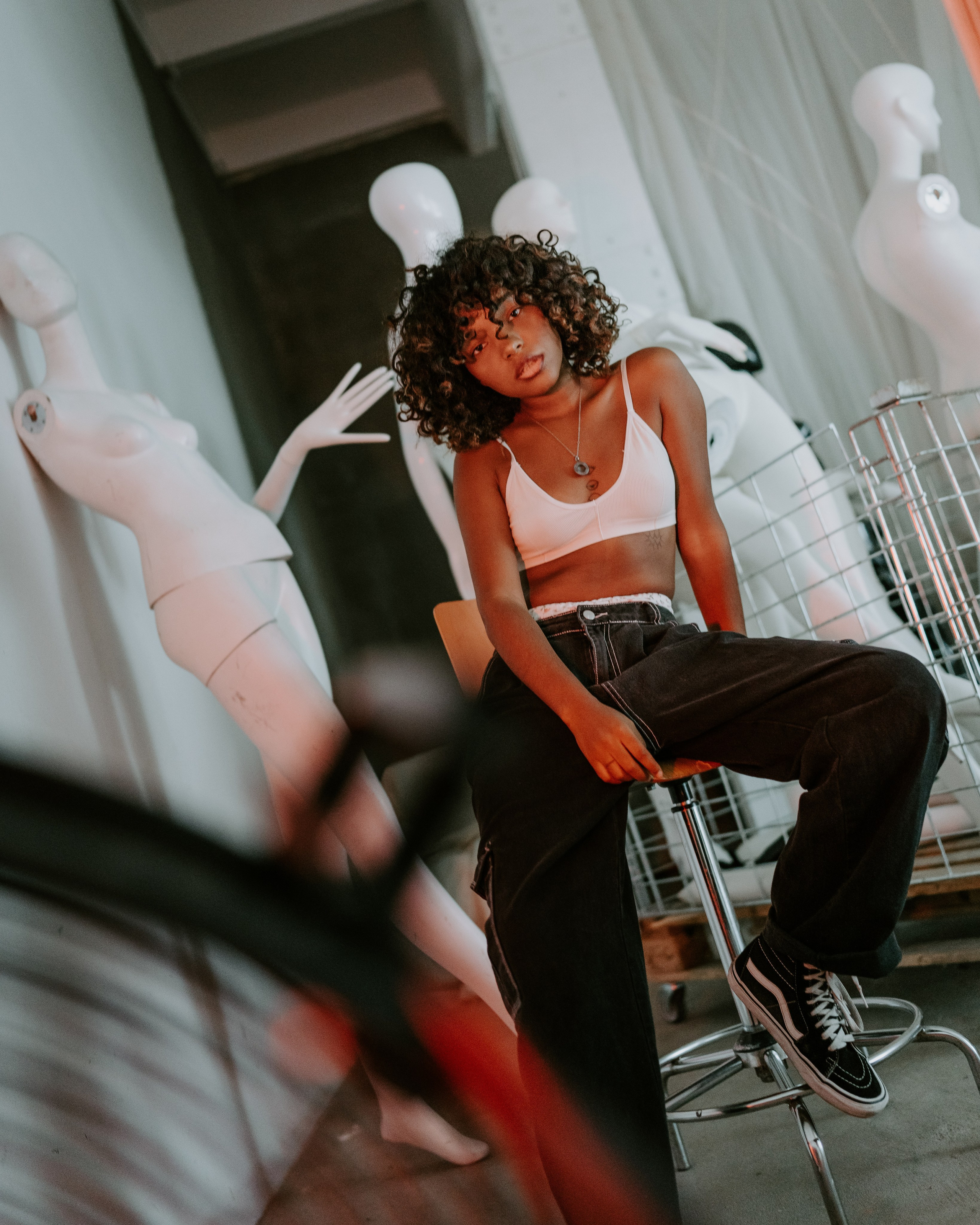 Темнокожая девушка модель в фотостудии