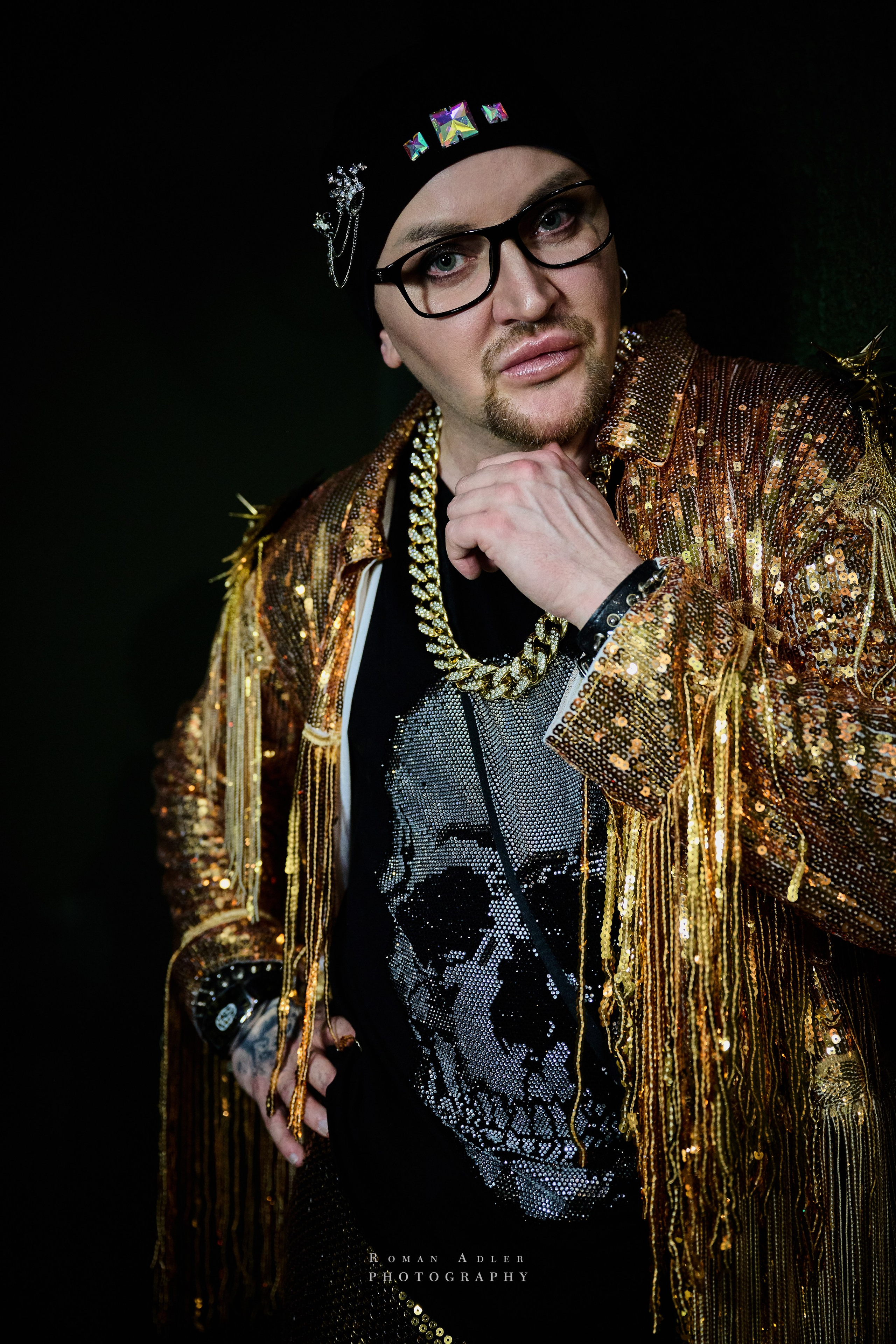 Шоумен Женя Цой. Фотограф Роман Адлер