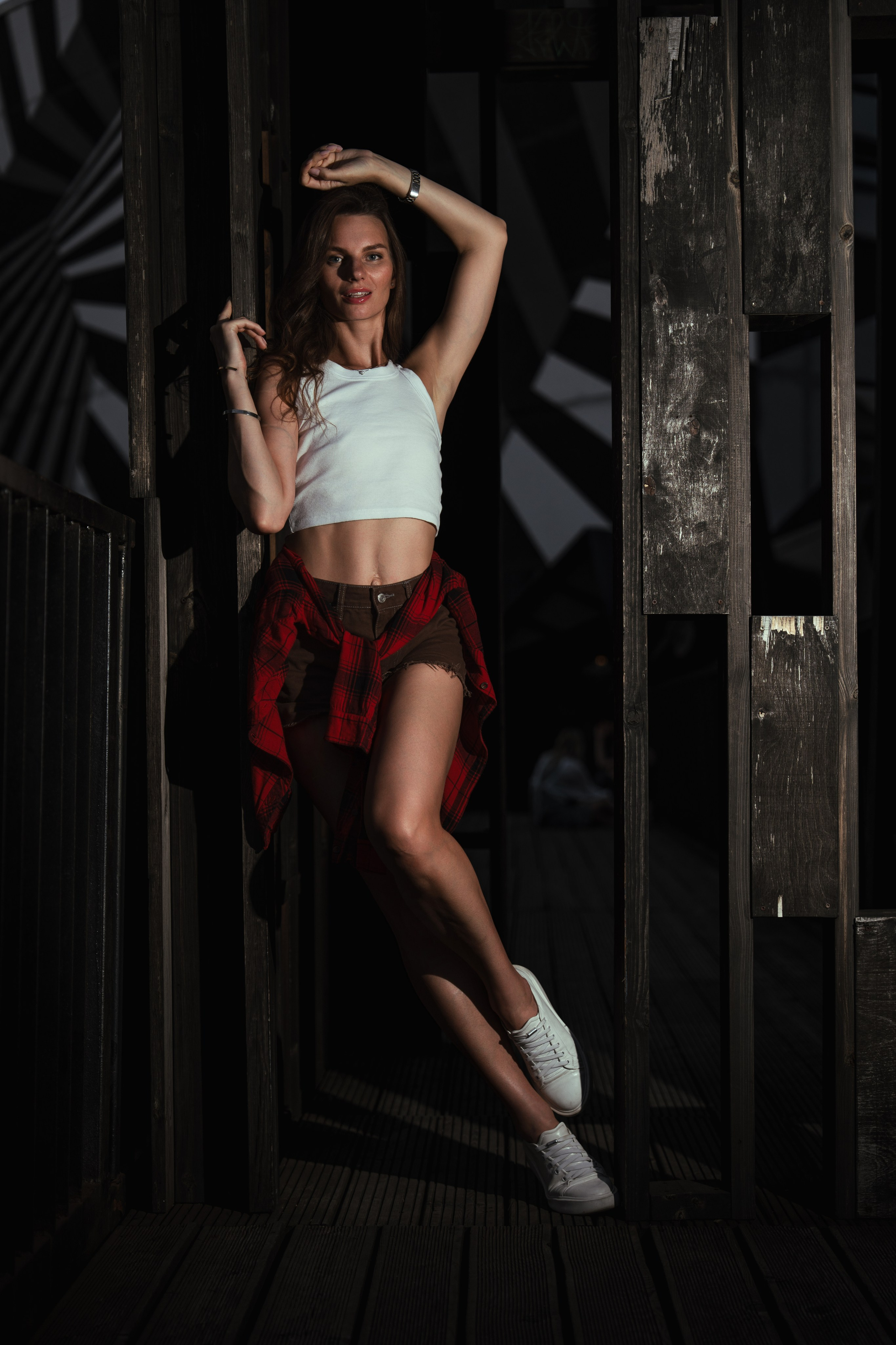 артплей девушка гуляет в белом топике и короткой юбке