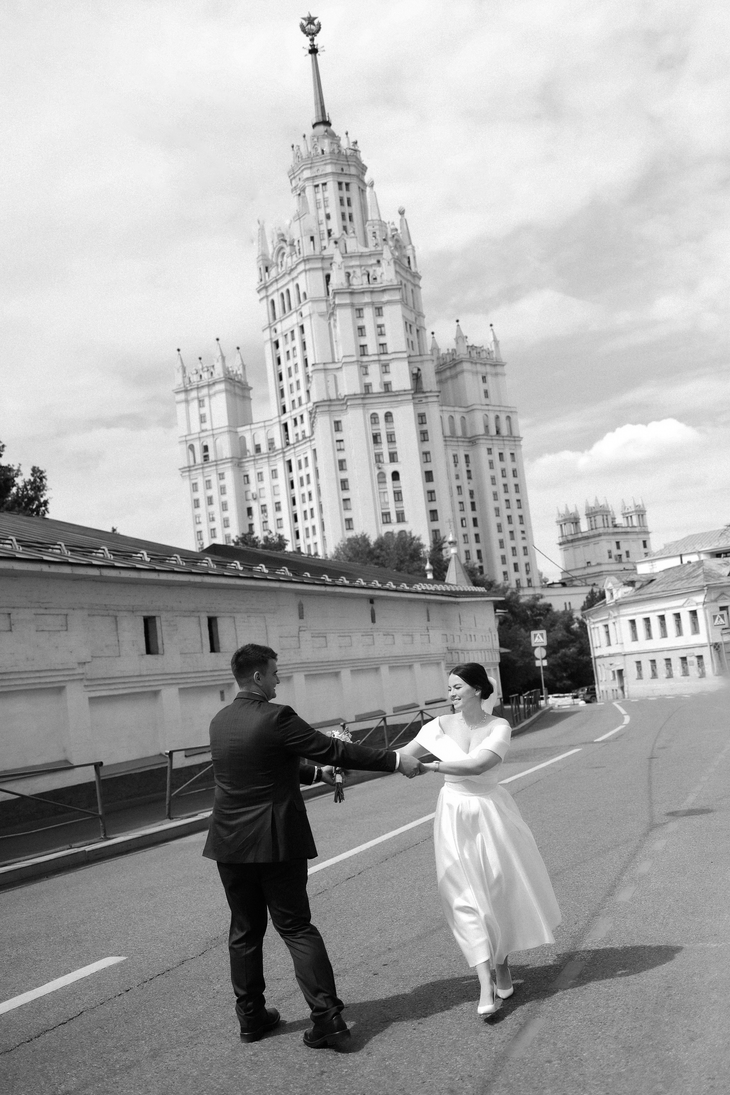 Д. + Н. ЗАГС ВДНХ, прогулка возле высотки на Котельнической набережной. Свадебный и семейный фотограф в Москве Света Снимает