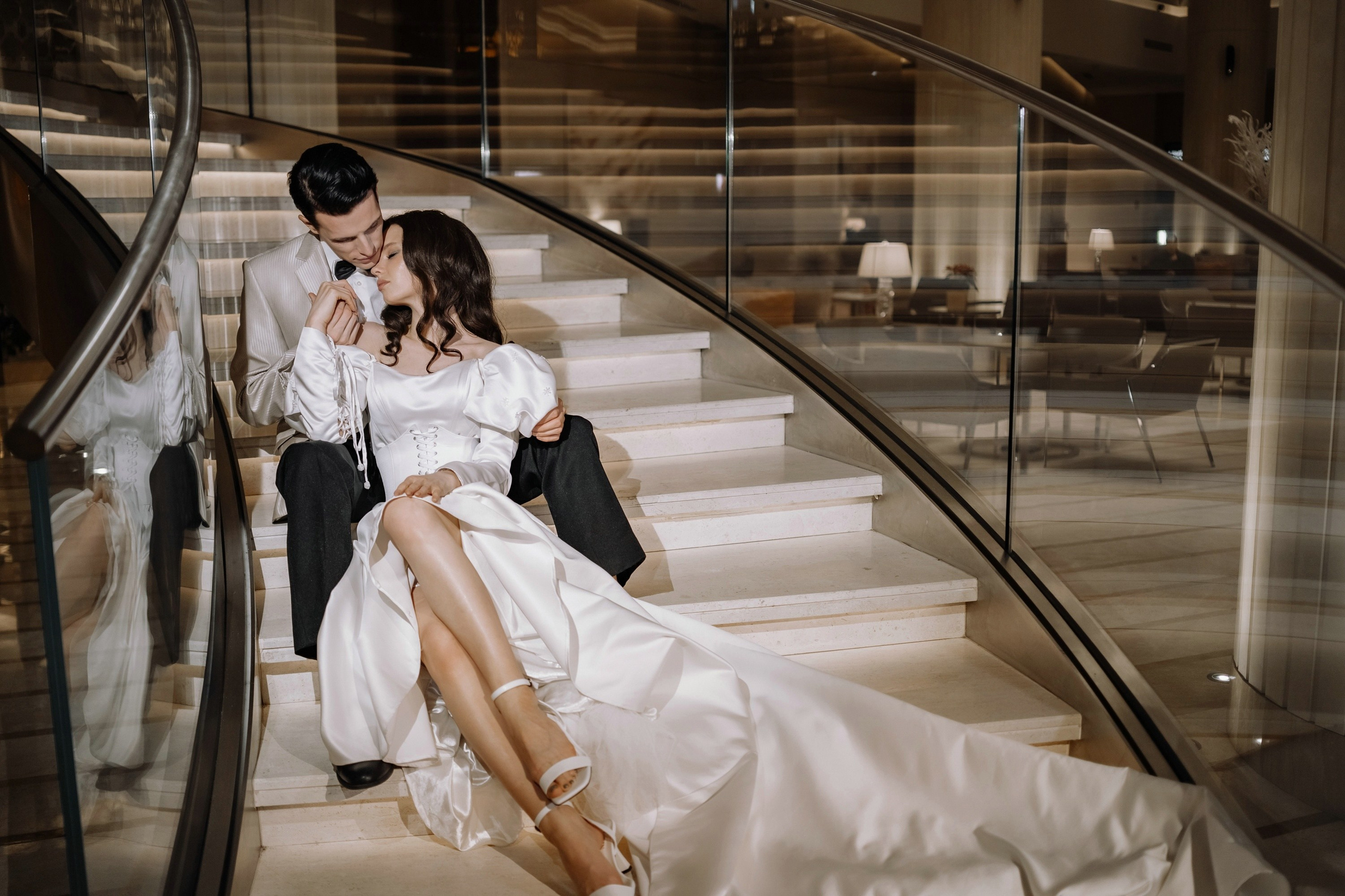 Фотосессия свадьбы на лестнице в Hyatt Regency Moscow Petrovsky Park. Свадебный и семейный фотограф в Москве Светлана Зоткина