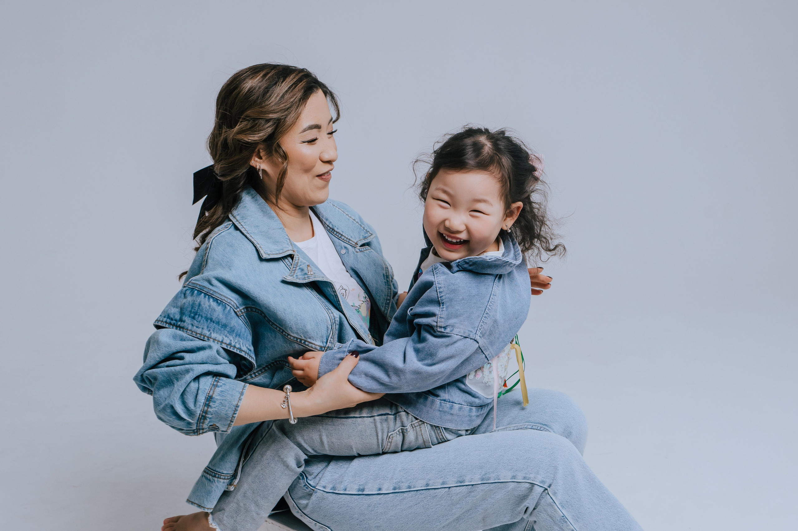 Ира и Аня. Фотограф Ярмишко Дарья. Выпускные фотокниги