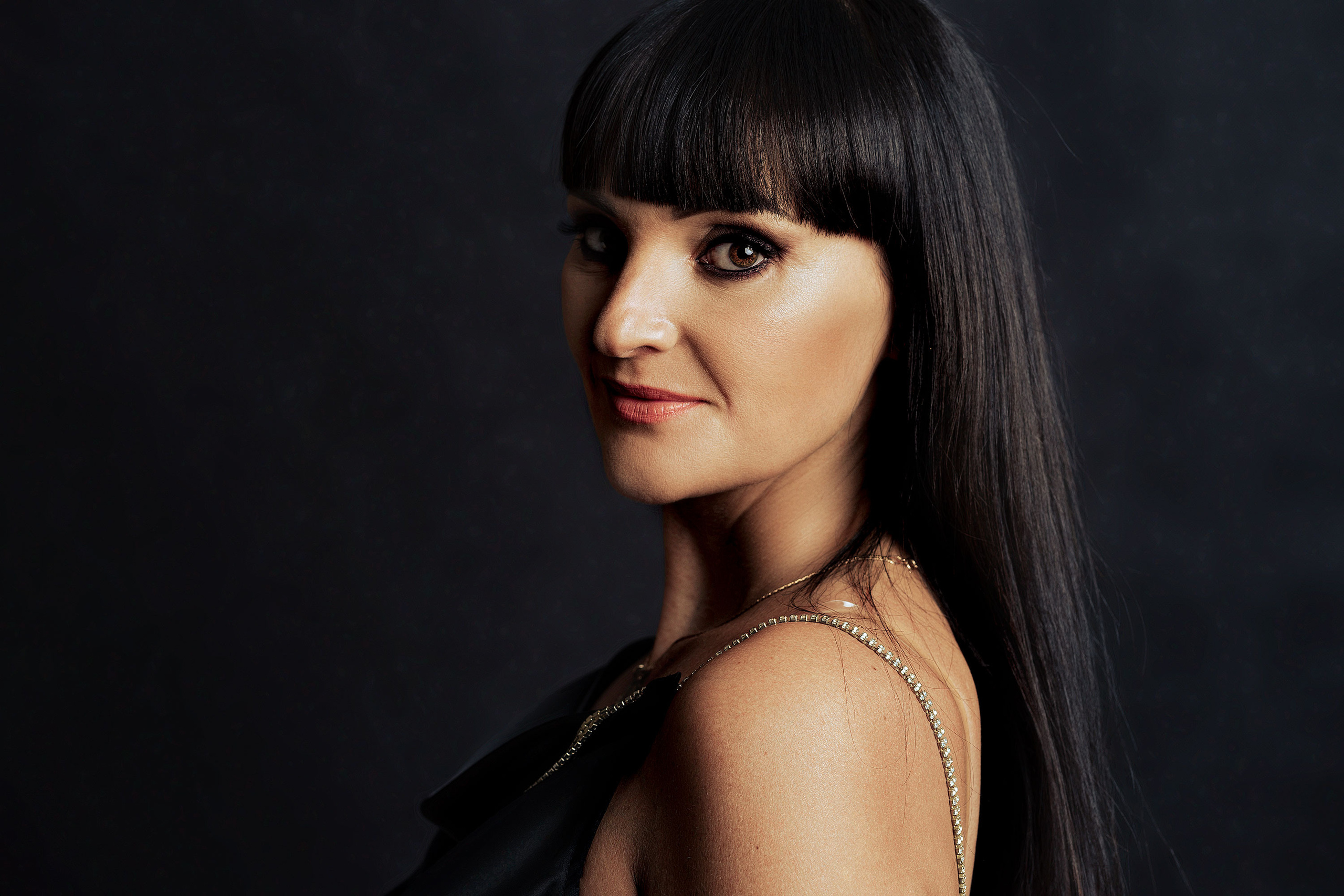 Портрет красивой женщины в студии на чёрном фоне