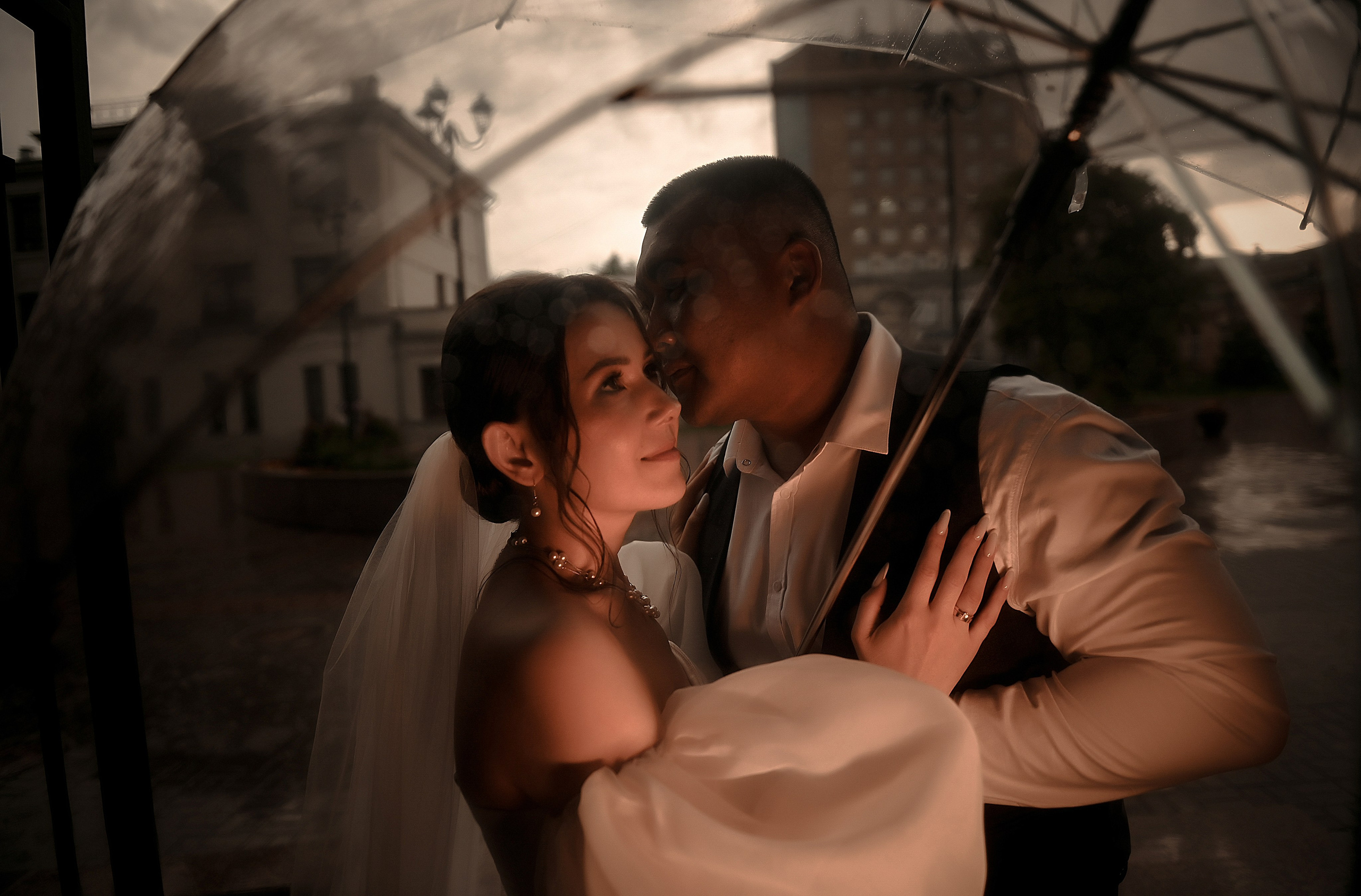 Небольшая свадебная серия в музее и прогулкой под дождем Эльмиры и Ризата. Свадебный, семейный, детский, контент фотограф в Омске Максим Ильин