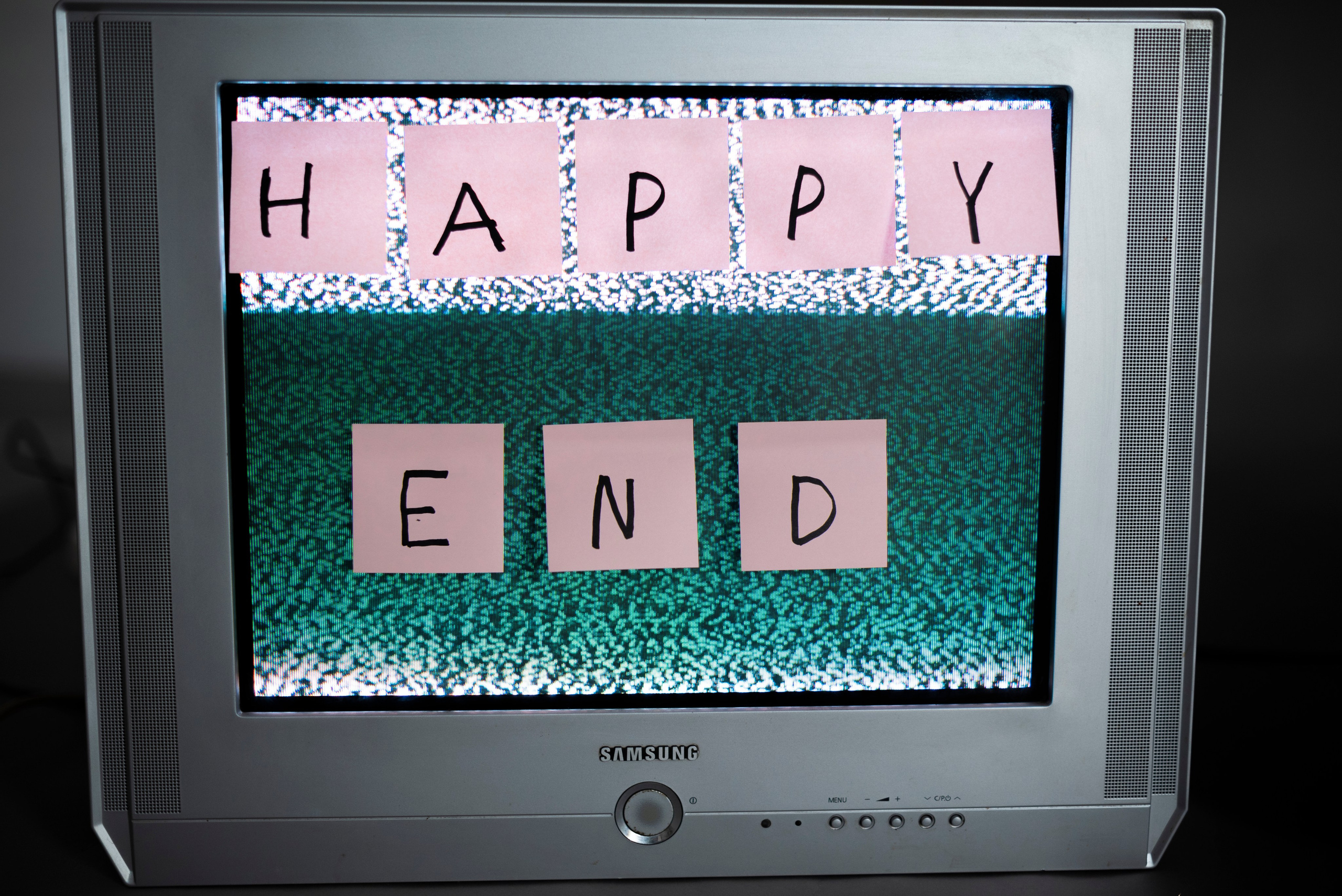 Фотопроект самоизоляция, сомнамбула, сновидческие видения, философия, одиночество, арт-фотография. девушка смотрит тв-помехи happy and