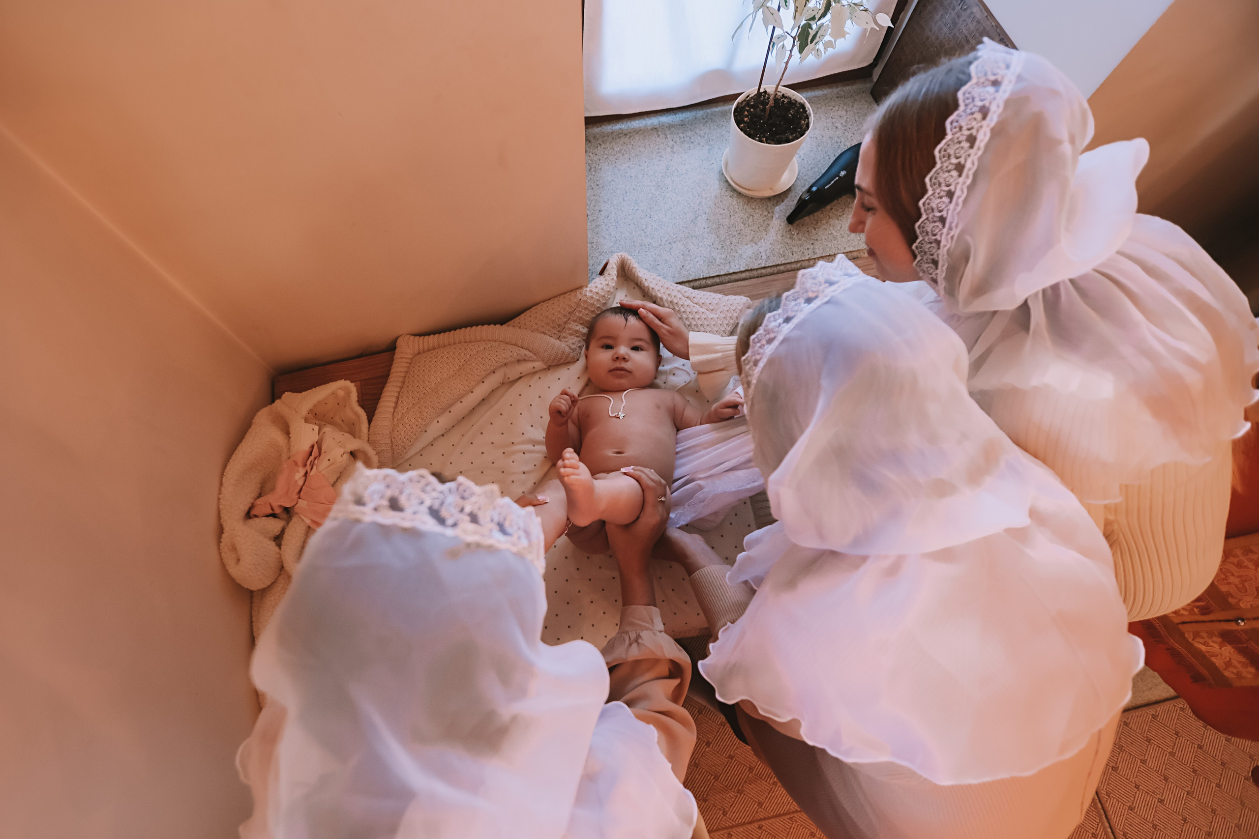 Крещение круглая церковь. Семейный фотограф Тюмень, фотограф на роды Салмина Мария