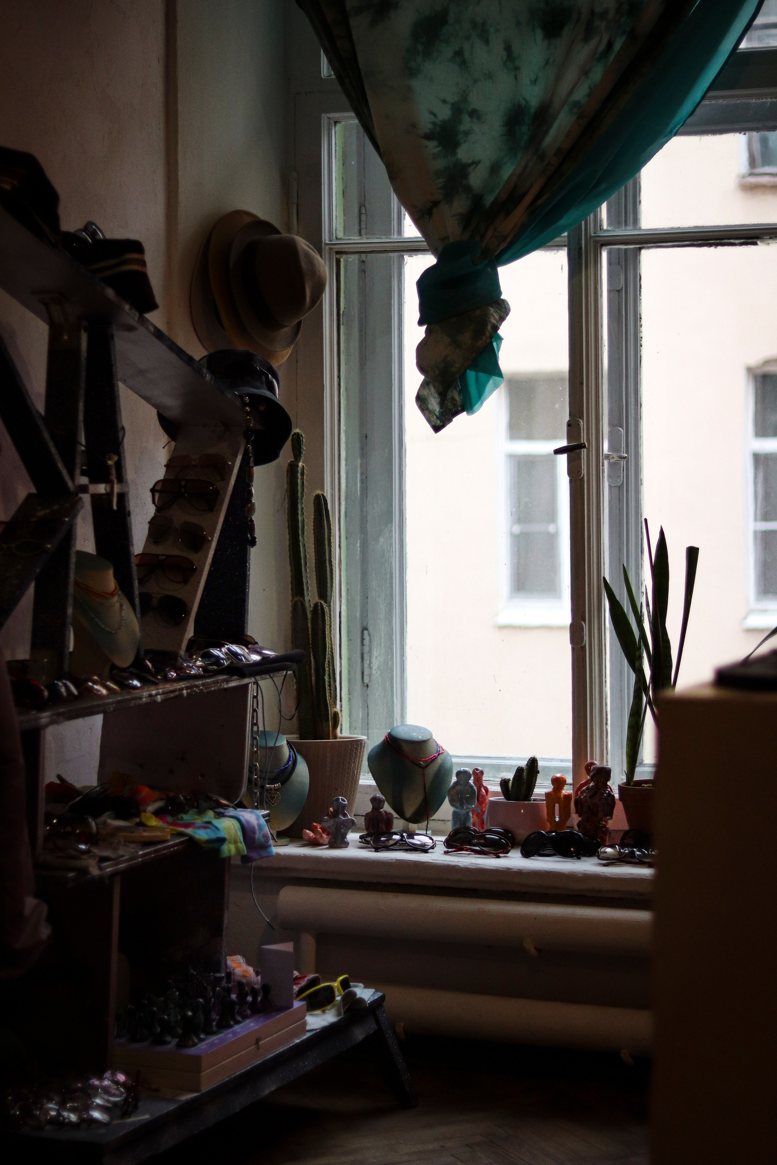 Выставка Алима Юсупова в квартире «Мира». Ивентный фотограф в Санкт-Петербурге Олег Комков