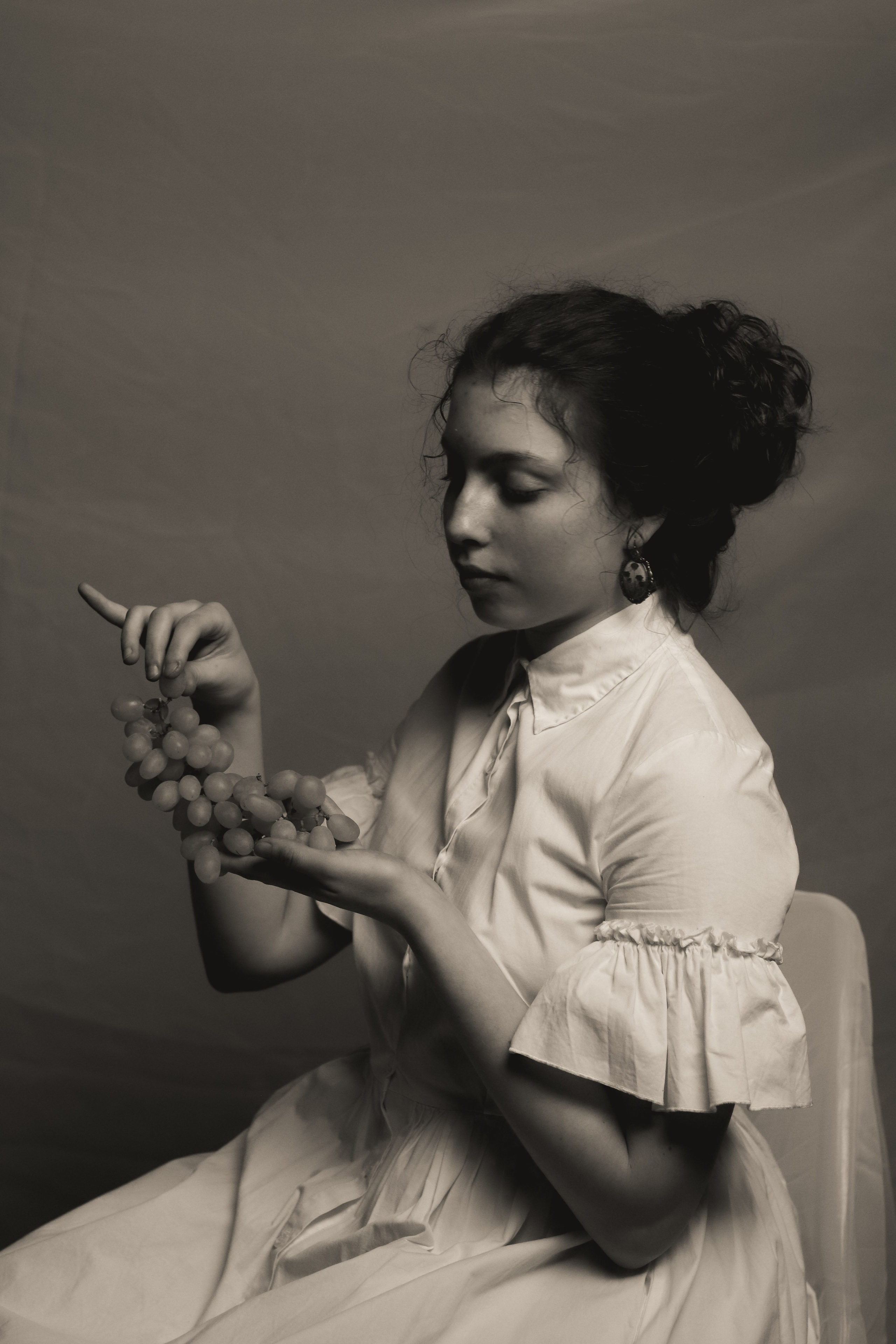 Арина и виноград. Ивентный фотограф в Санкт-Петербурге Олег Комков