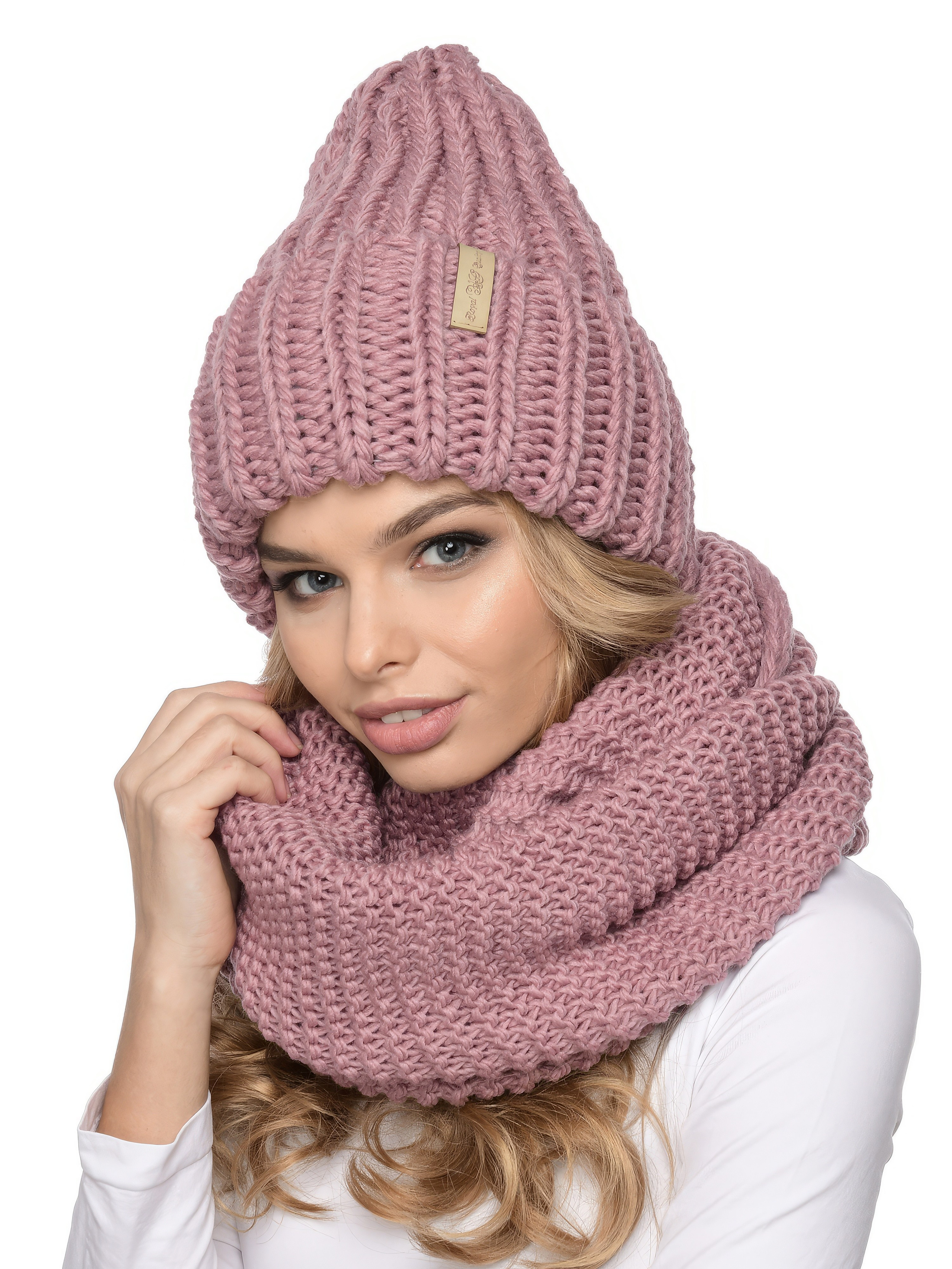 Съёмка шапки на модели