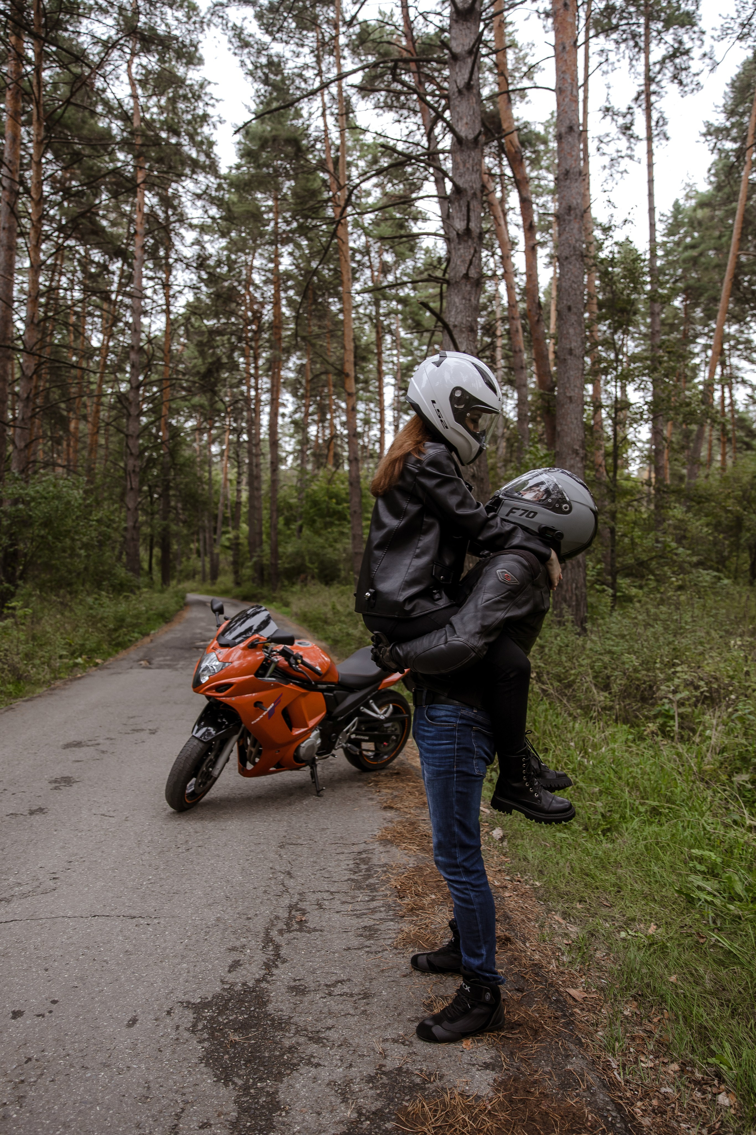 Фотосессия лавстори с мотоциклом на природе. Свадебный и семейный фотограф в Самаре и Тольятти | Елена Топанцева