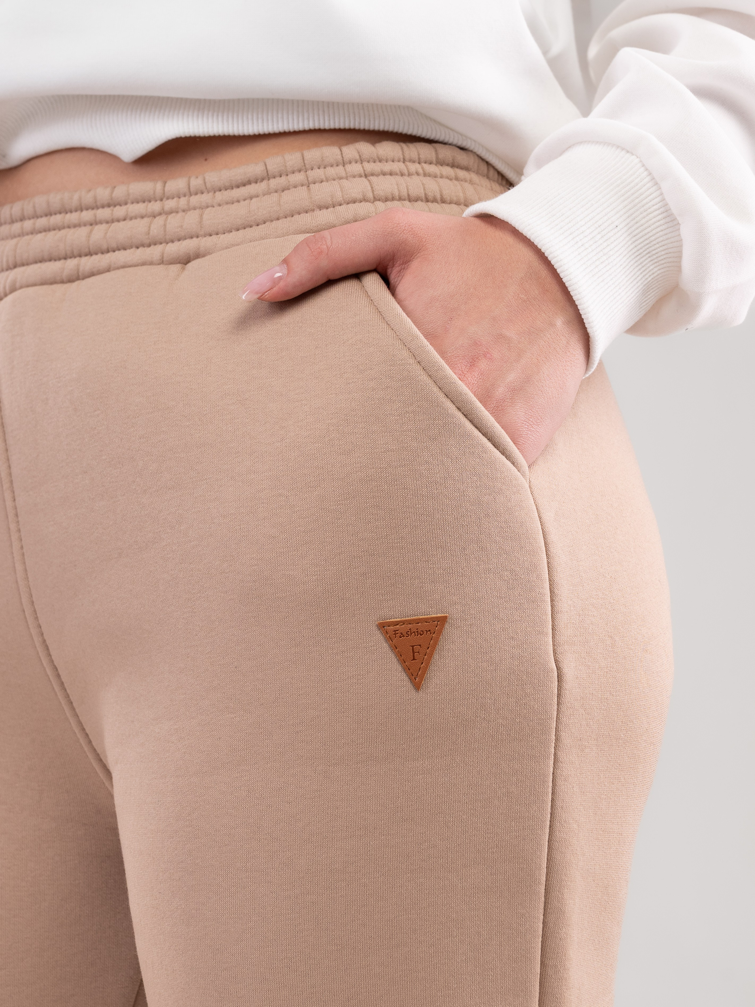 Спортивные костюмы и брюки с большой палитрой цветов!. Предметный фотограф, фото для маркетплейсов Пятигорск, КМВ