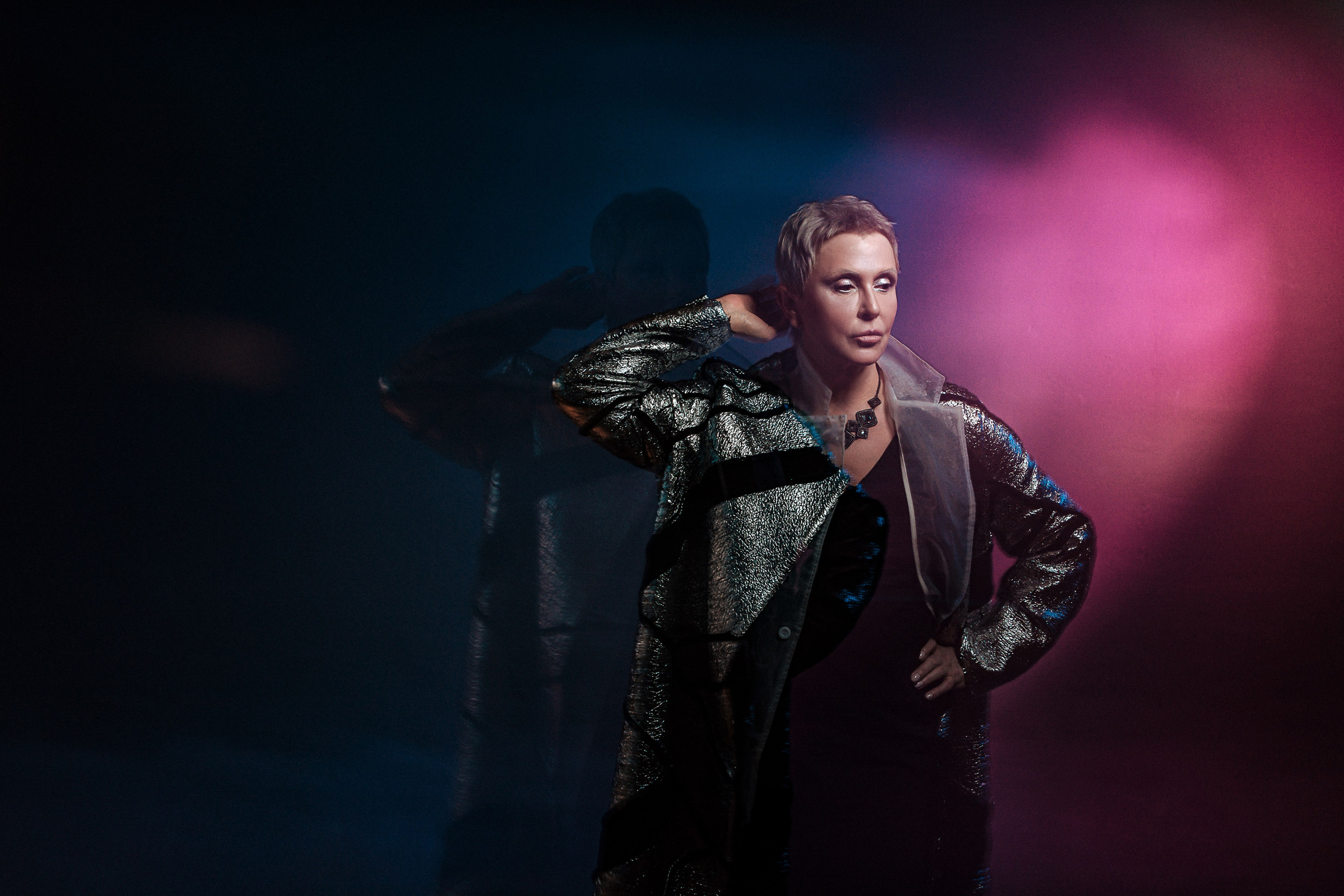 Фотосессия с яркой женщиной в Петербурге, магическая игра света создает атмосферу современной Снежной Королевы