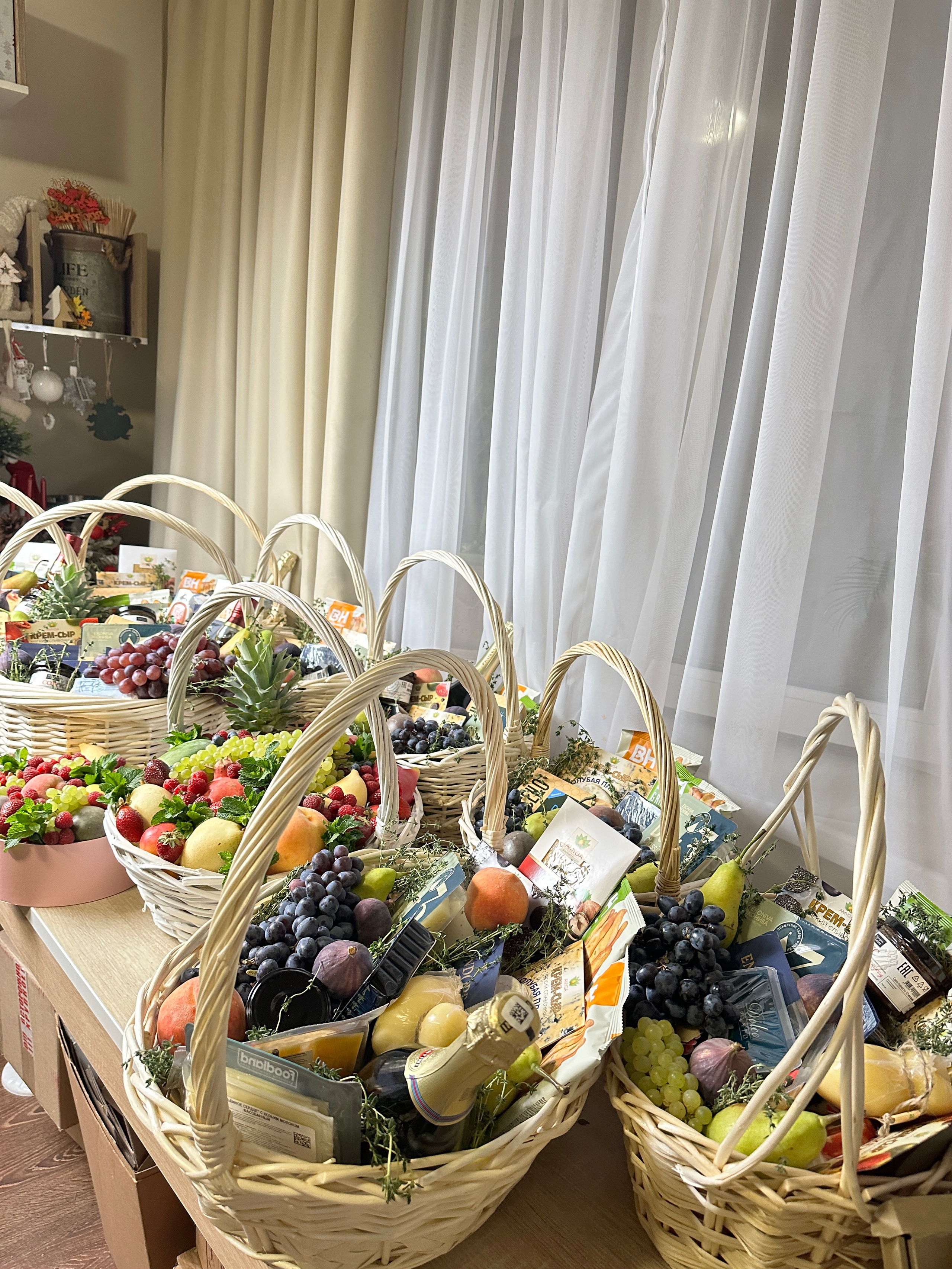 Корзины. Выездной кейтеринг, съедобные букеты, торты и сладости на заказ