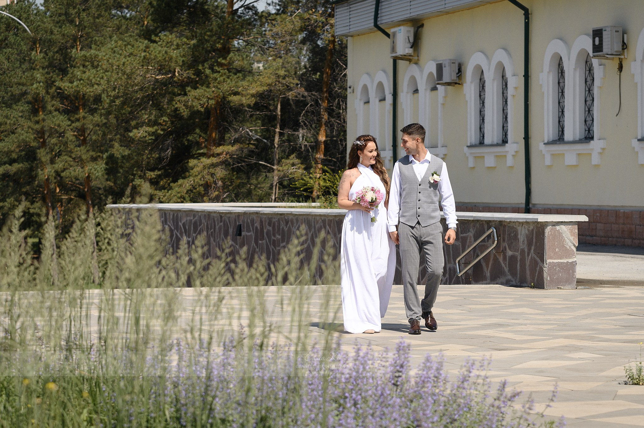 Свадебная фотосессия в Нарымском сквере Новосибирска. Свадебный и семейный, event фотограф, фоторепортаж в Новосибирске — Саша Кё