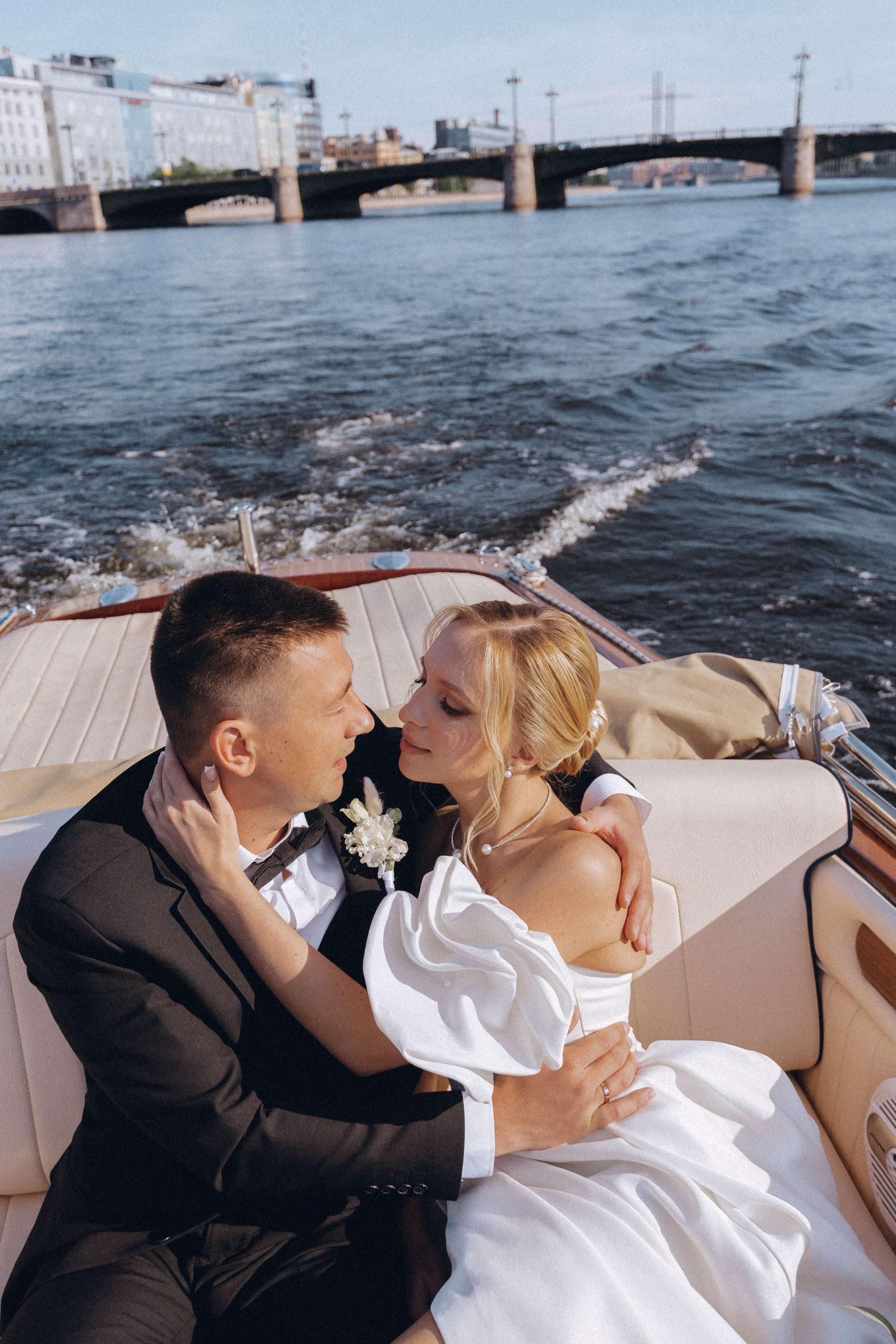 СВАДЕНБНАЯ СЬЕМКА НА КАТЕРЕ ПО КАНАЛАМ САНКТ-ПЕТЕРБУРГА И В АКВАТОРИИ НЕВЫ. Профессиональный фотограф, Санкт-Петербург — Виктория Богомолова
