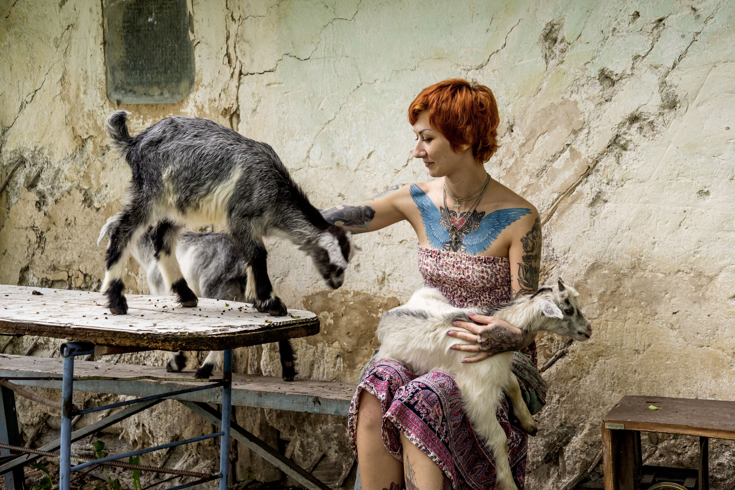 Девушка с козлятами. Bazarkom-photo.ru Фотограф Виктор Оськин в Старом Осколе