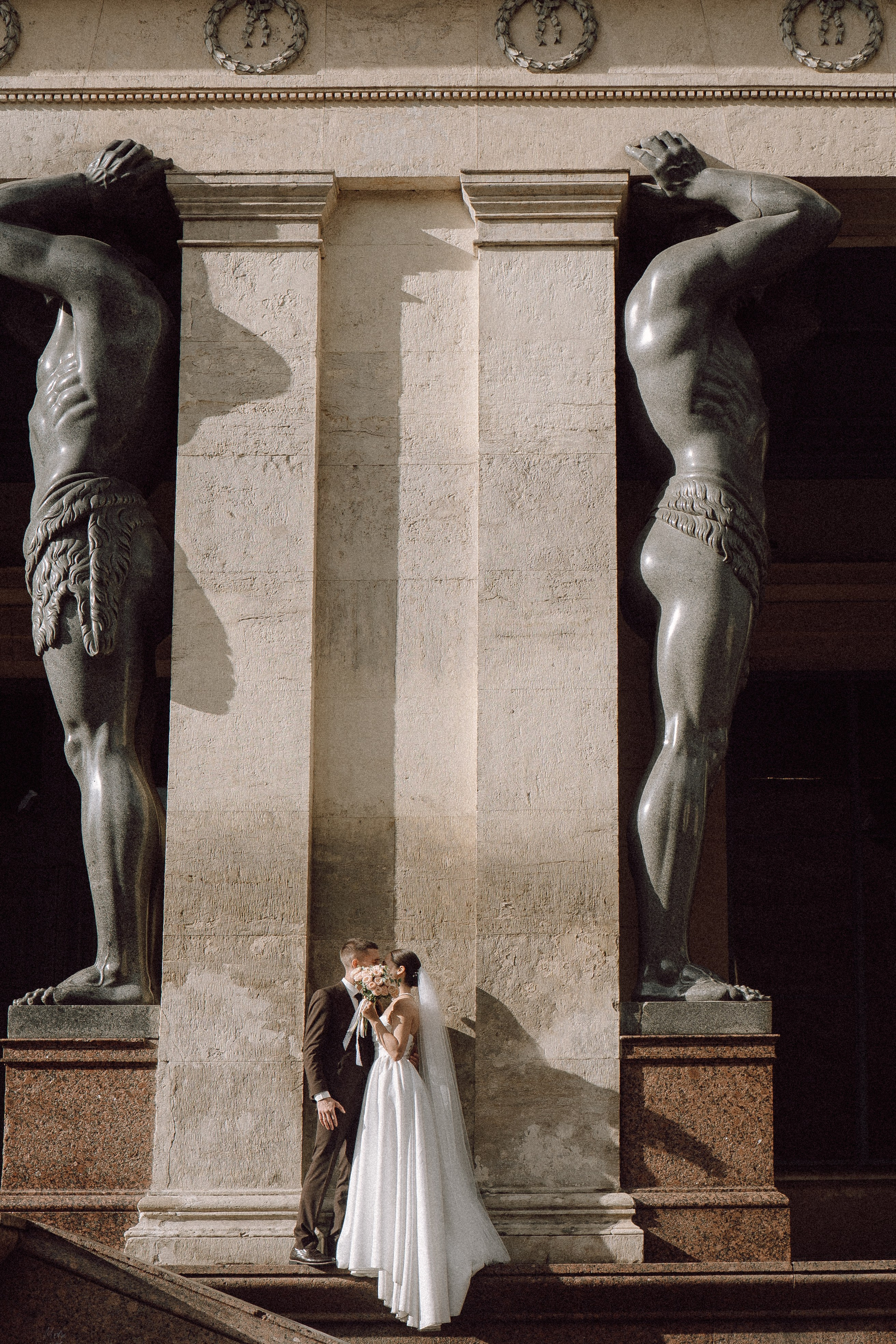 СВАДЕБНАЯ ПРОГУЛКА В САНТК-ПЕТЕРБУРГЕ (ИСАКИЕВСКИЙ СОБОР, ЗИМНЯЯ КАНАВКА, ЭРМИТАЖ И БОЛЬШАЯ МОРСКАЯ УЛИЦА). Профессиональный фотограф, Санкт-Петербург — Виктория Богомолова