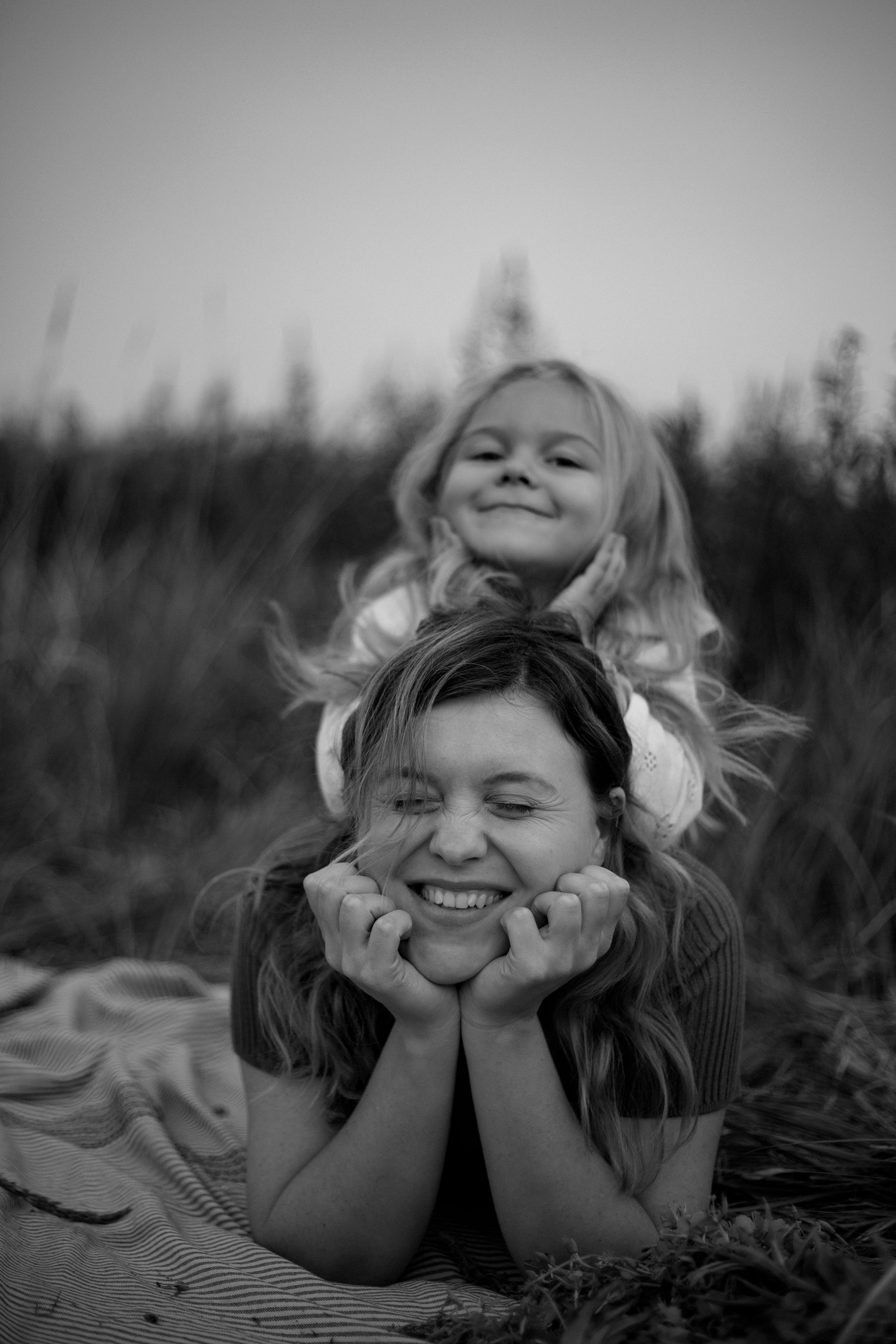 Семейная фотосъемка в поле летом 2023. Марина Рерих — портретный фотограф в Екатеринбурге