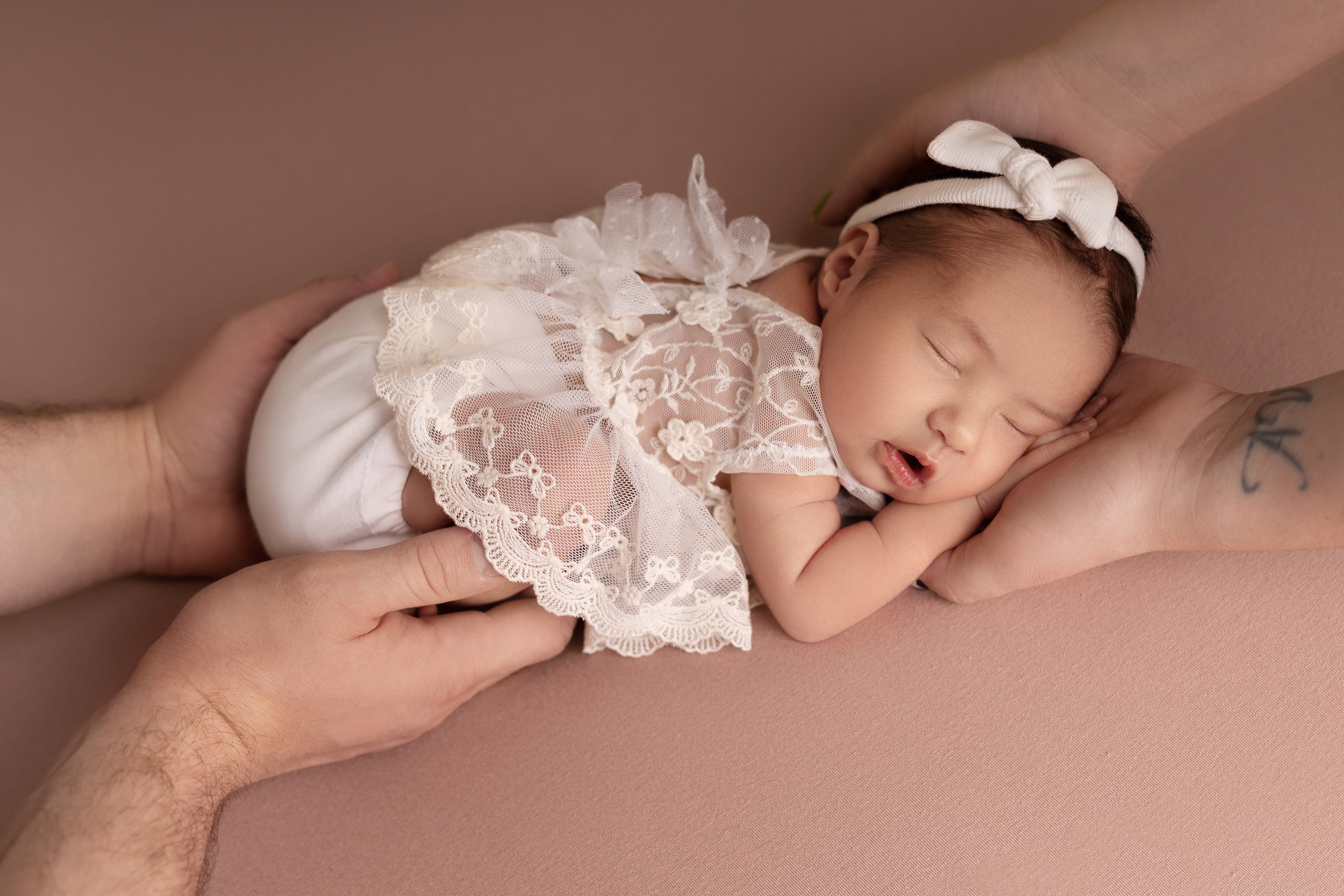 Классическая фотосессия малыша. Фотограф новорожденных малышей в Омске и Омской области Эльвира Камаева