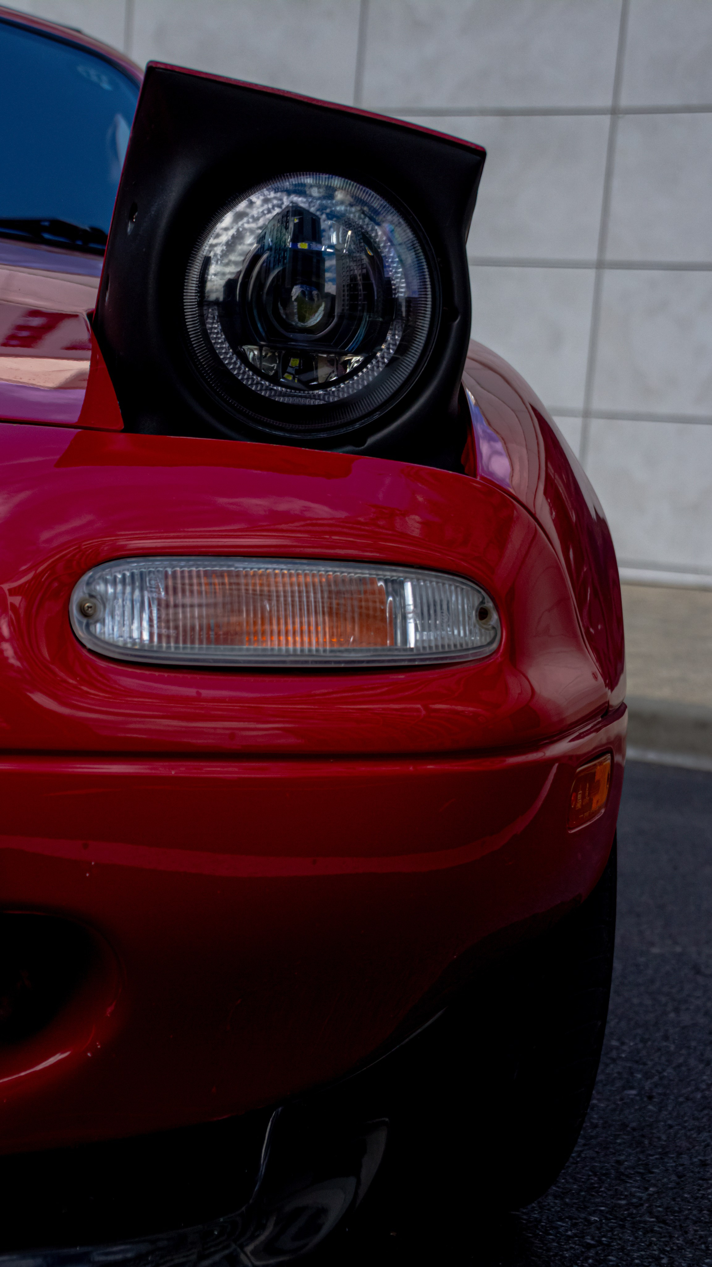 Фото Mazda MX-5 Miata (Eunos Roadster) NA: красный родстер