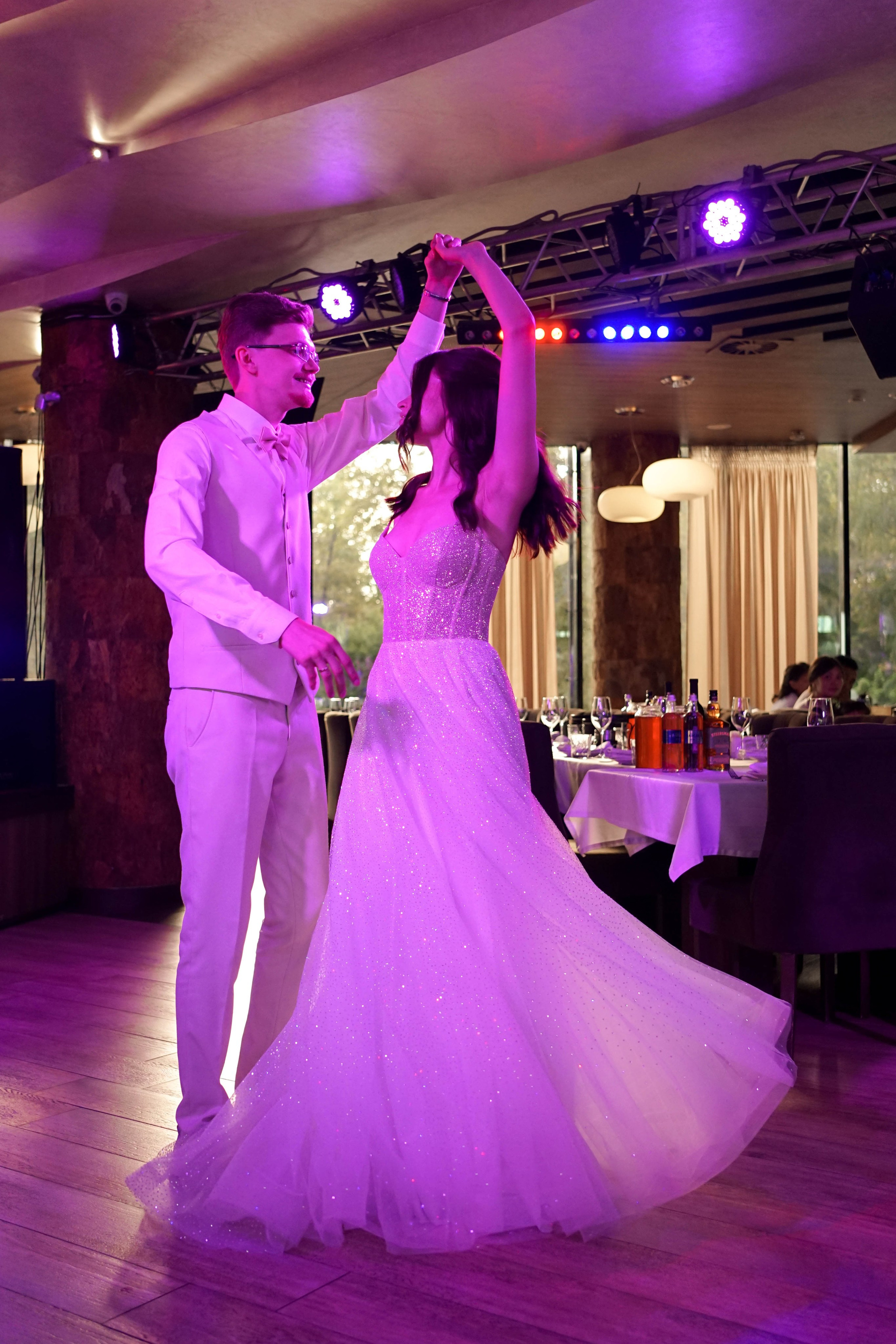 Яна и Никита: сборы в отеле, регистрация и банкет. Фотограф в Иркутске