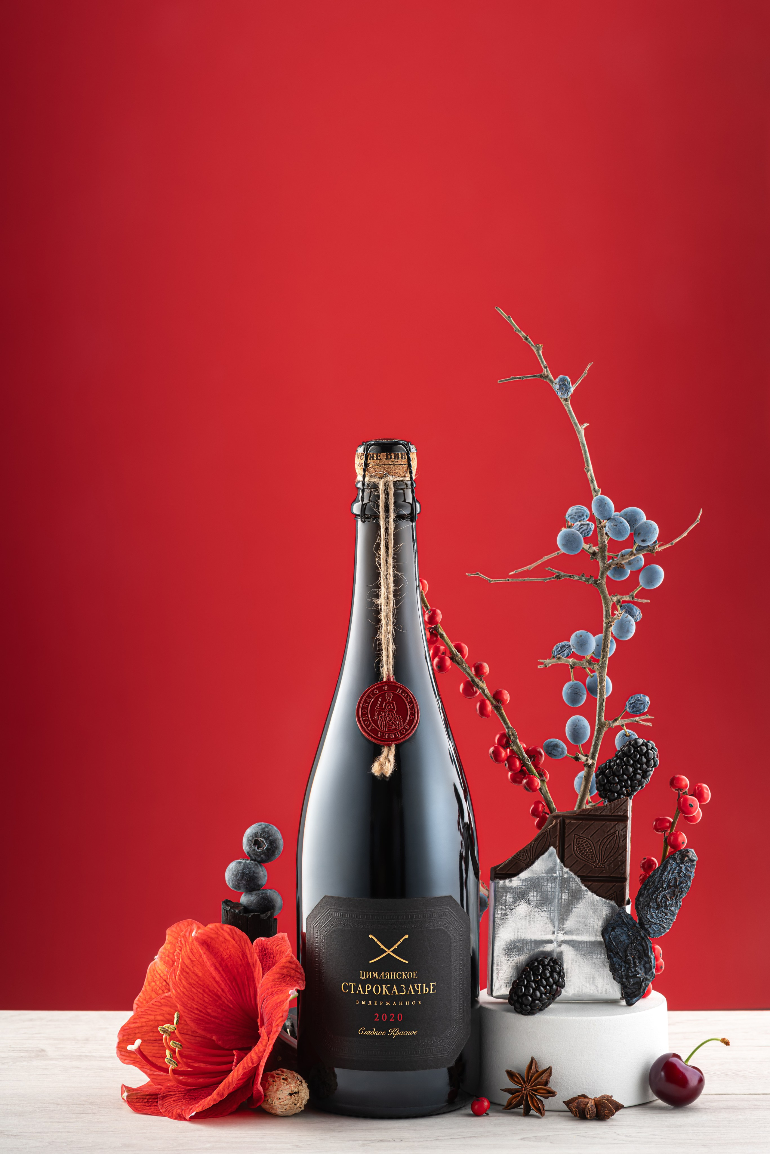 Бутылка с великолепным красным игристым вином