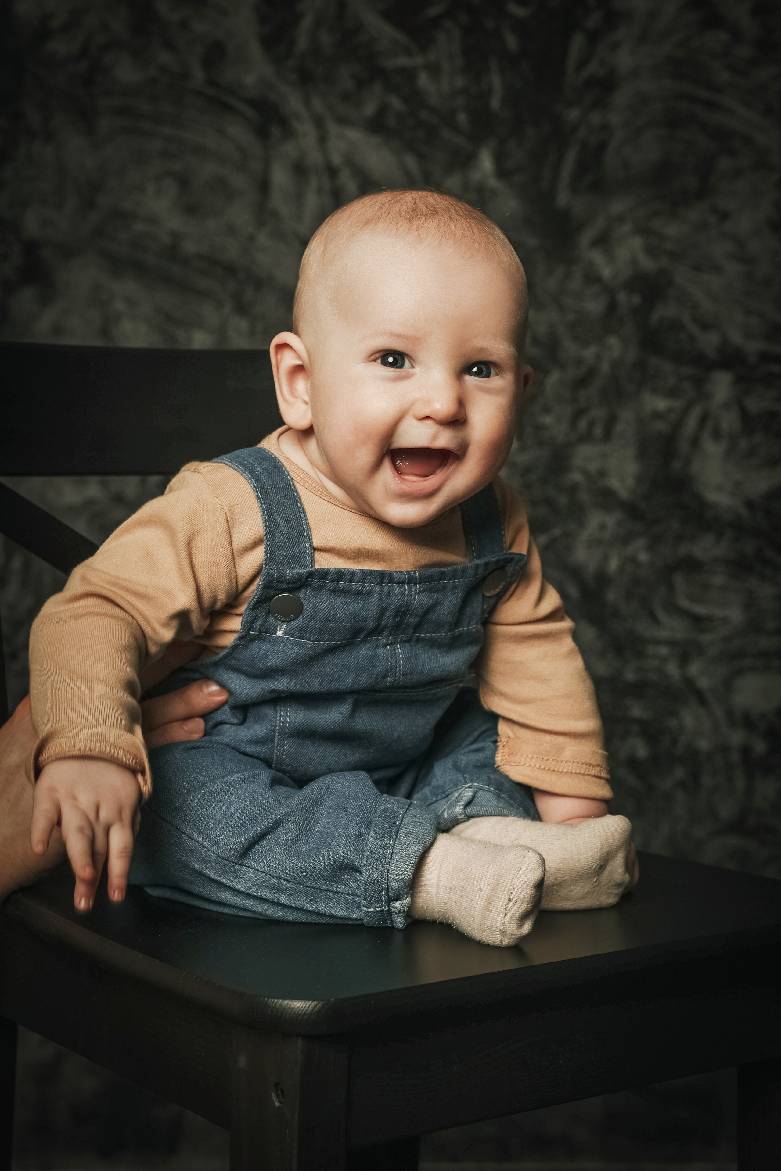 Семейный портрет в Зеленограде, красивый семейный портрет. Фото на документы в Зеленограде. Фото на паспорт. Портретная фотостудия ЛукБук. Деловой портрет. Семейный портрет. Предметная фотосъемка