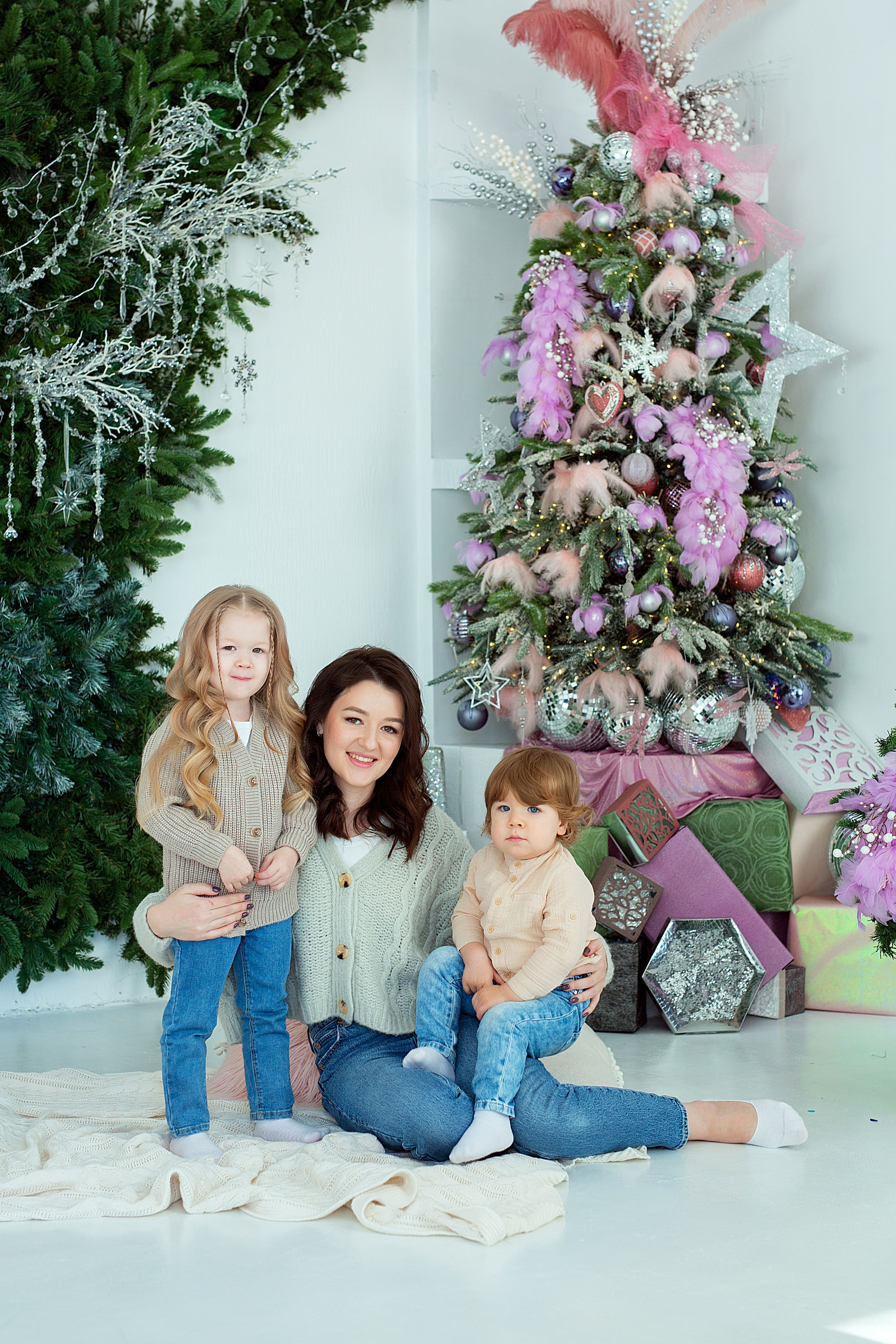 Ольга с детками в новый год. Людмила Далидович топовый семейный фотограф Находка/Владивосток