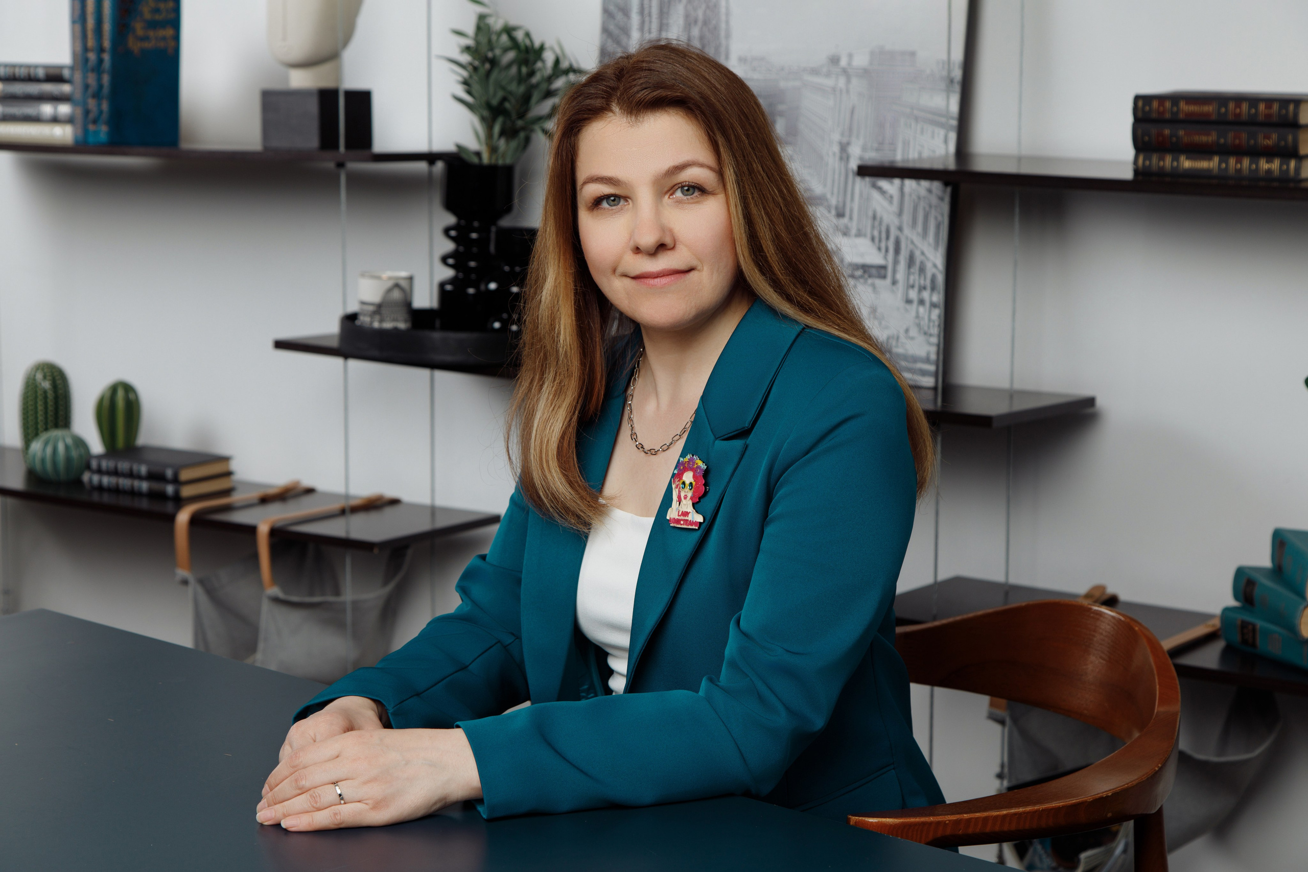 Финансовый аналитик работает с документами за столом. Естественный свет из окна.